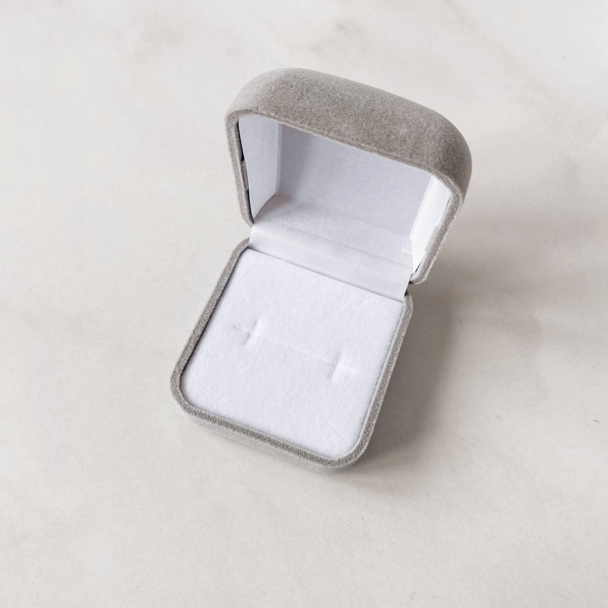 Porta joias anel cinza interior branco