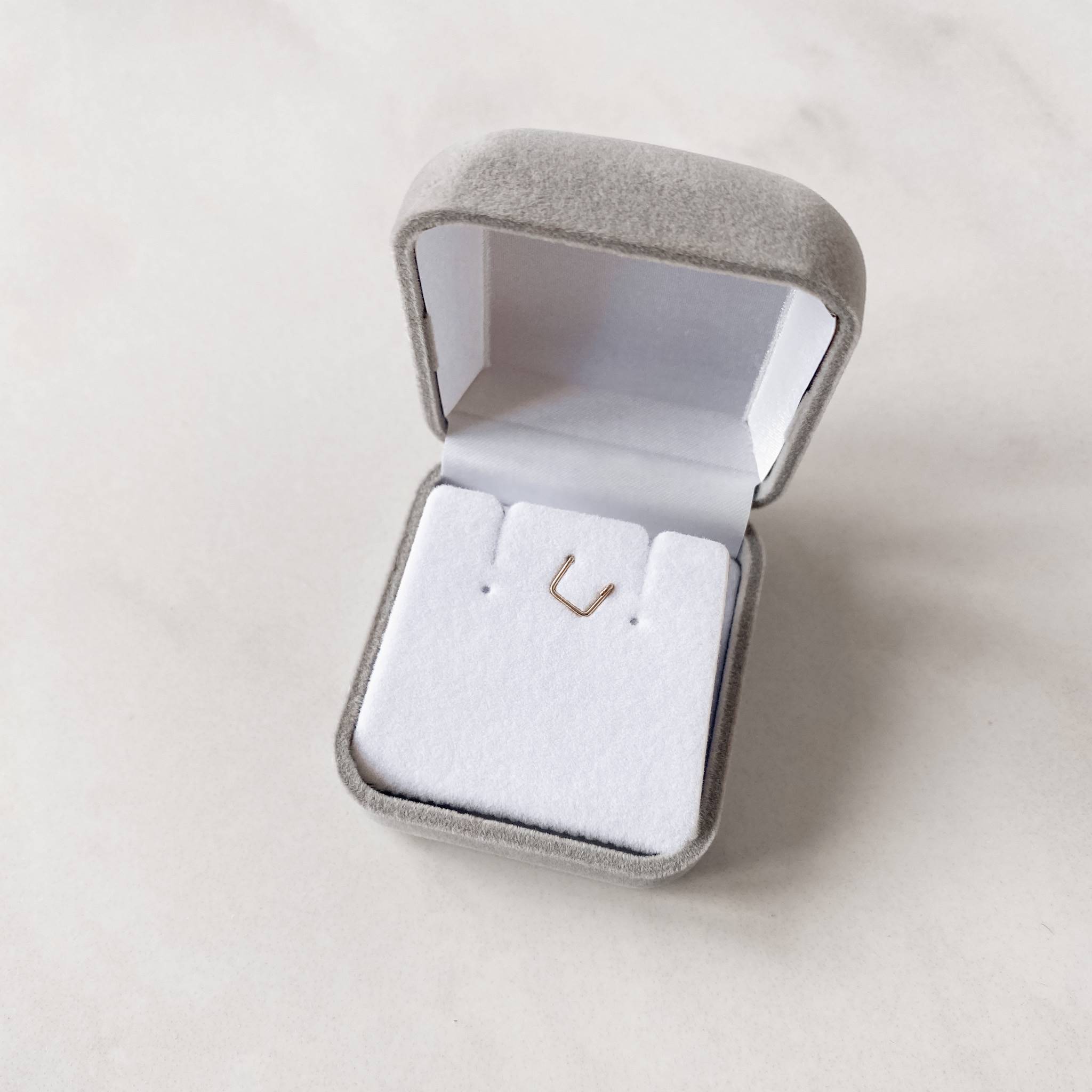 Imagem Porta joias colar ou brinco cinza interior branco