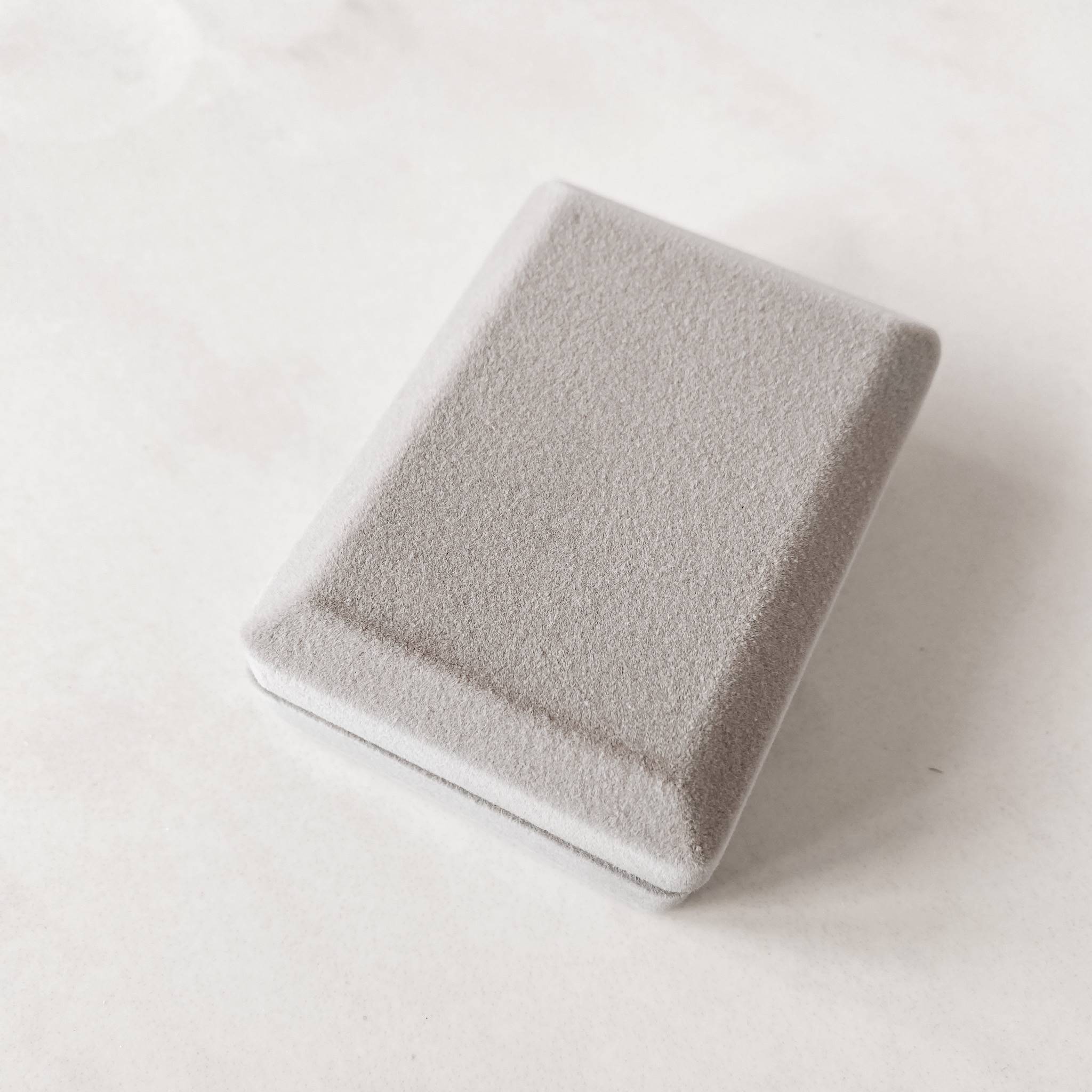 Imagem Porta joias colar 57 x 76mm cinza interior branco