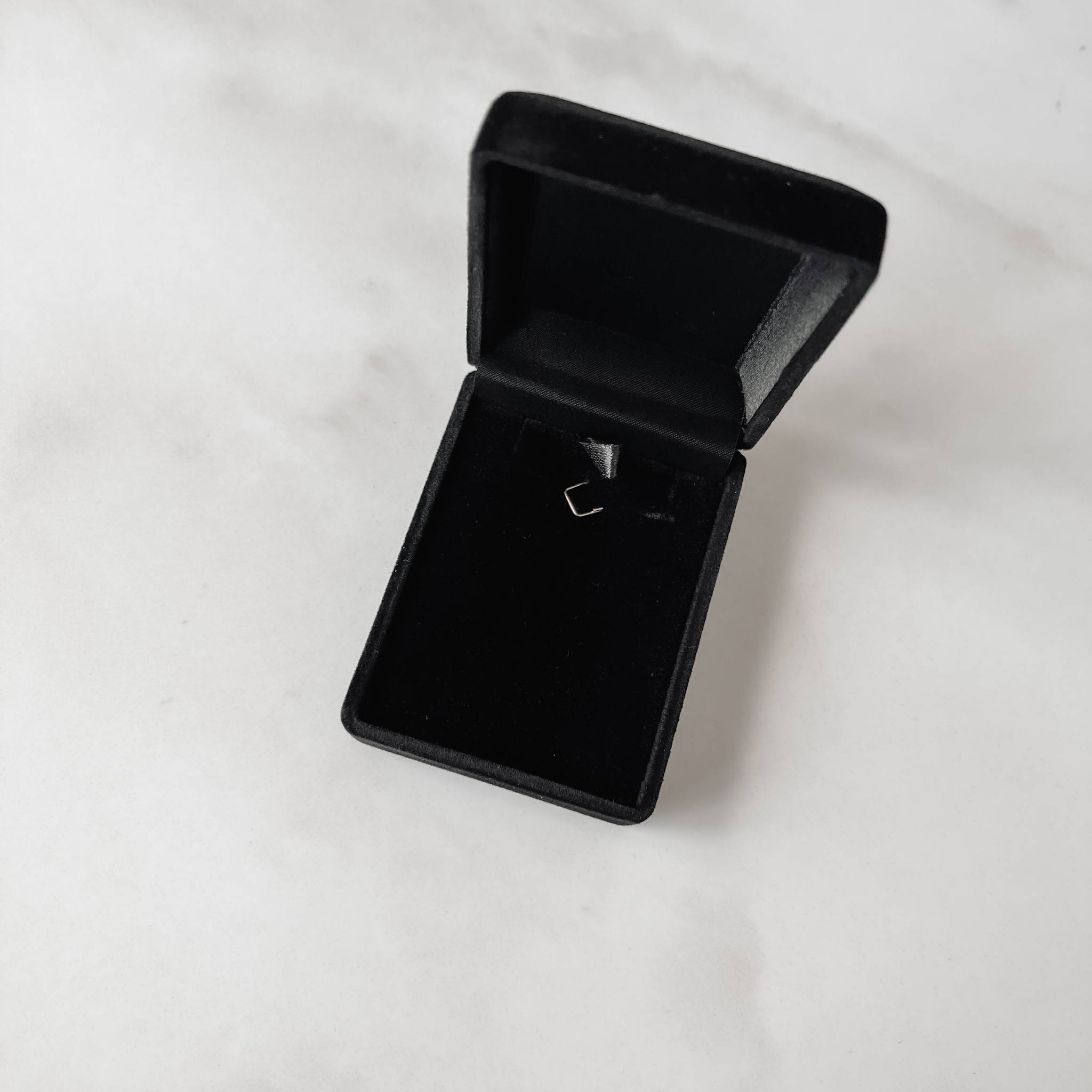 Imagem Porta joias colar 57 x 76mm preto interior preto