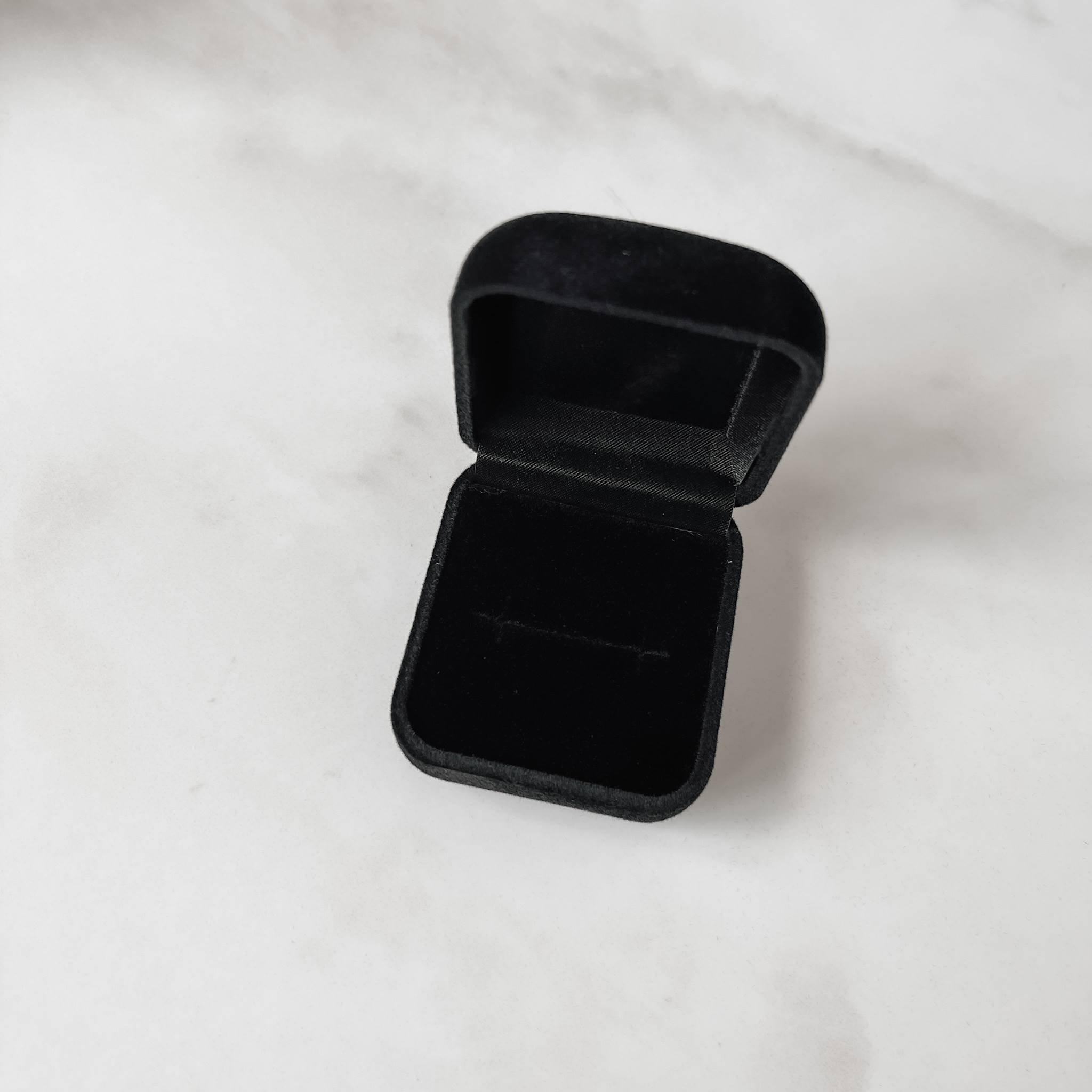 Imagem Porta joias anel preto interior preto