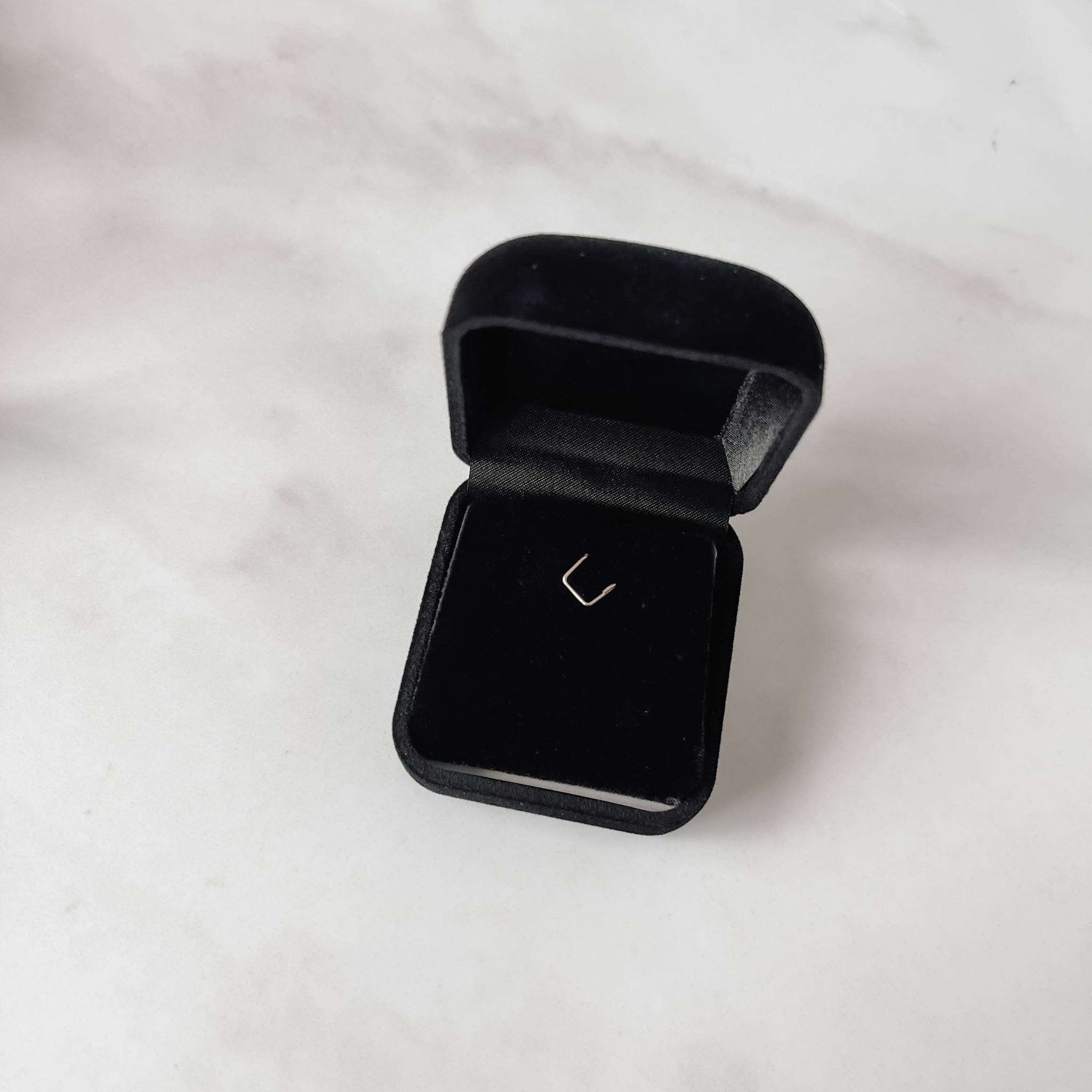 Imagem Porta joias colar ou brinco preto interior preto