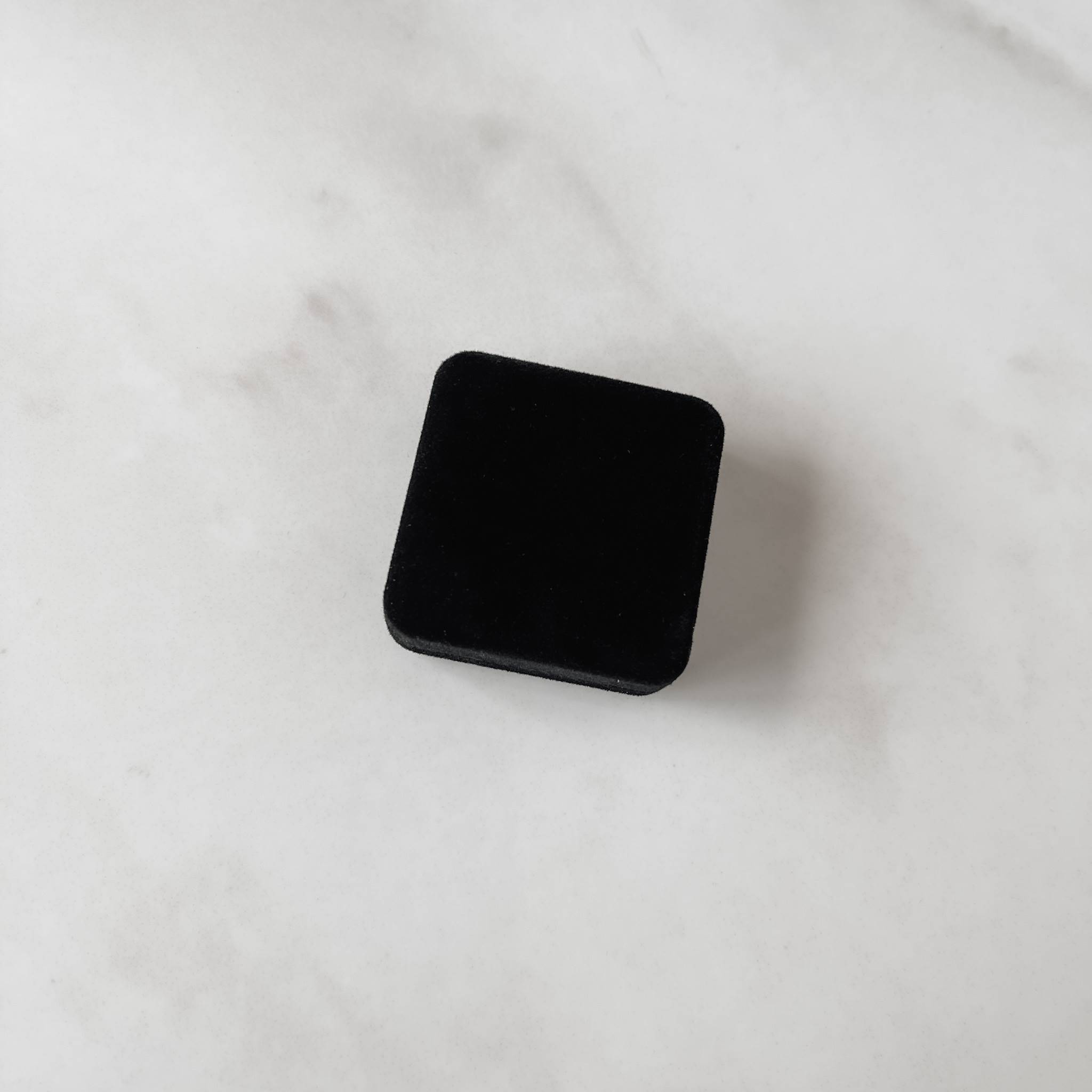 Imagem Secundária Porta joias mini colar ou brinco preto interior preto