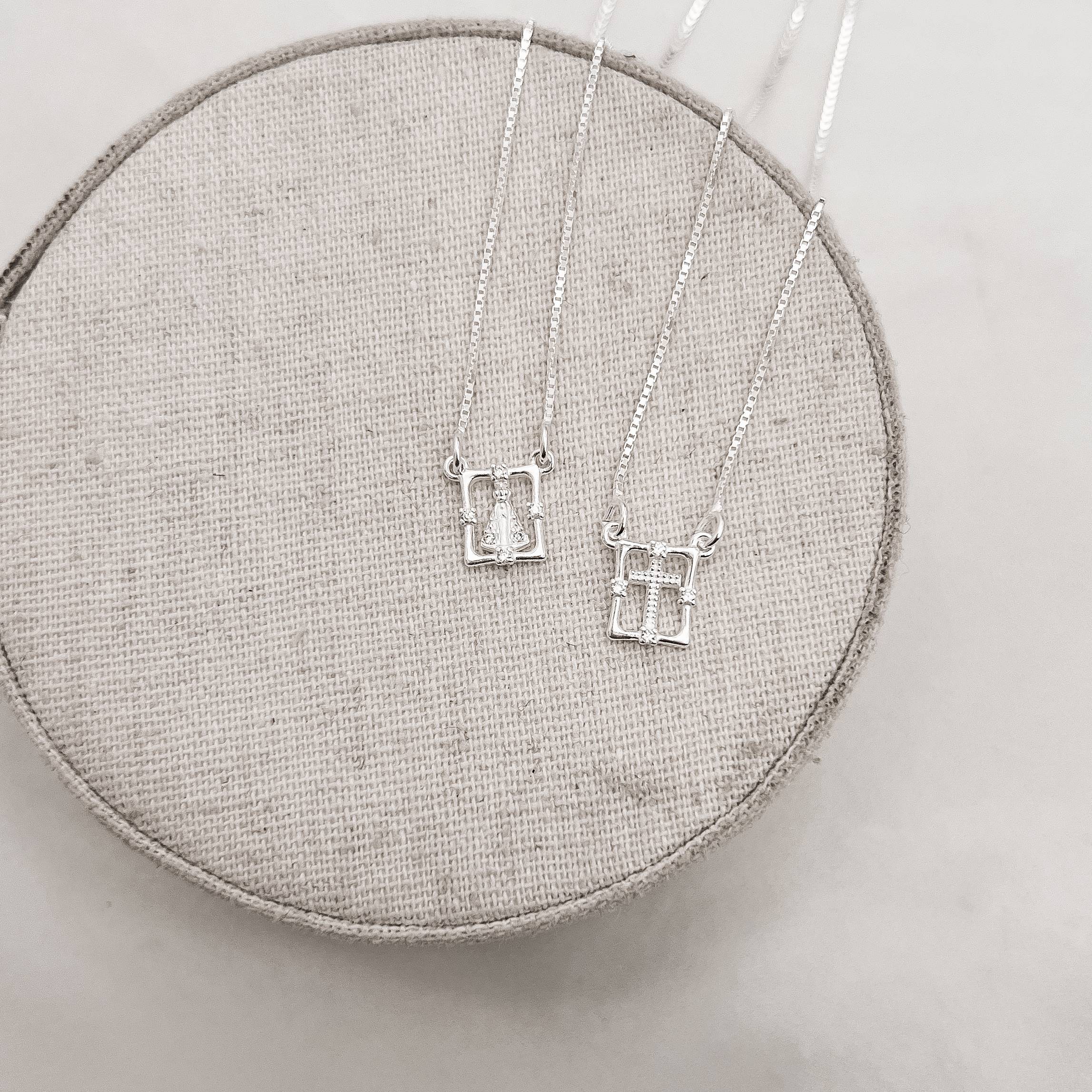 Imagem Escapulário medalhas Nsa. Sra. Aparecida e cruz vazadas com zircônia v15 60cm