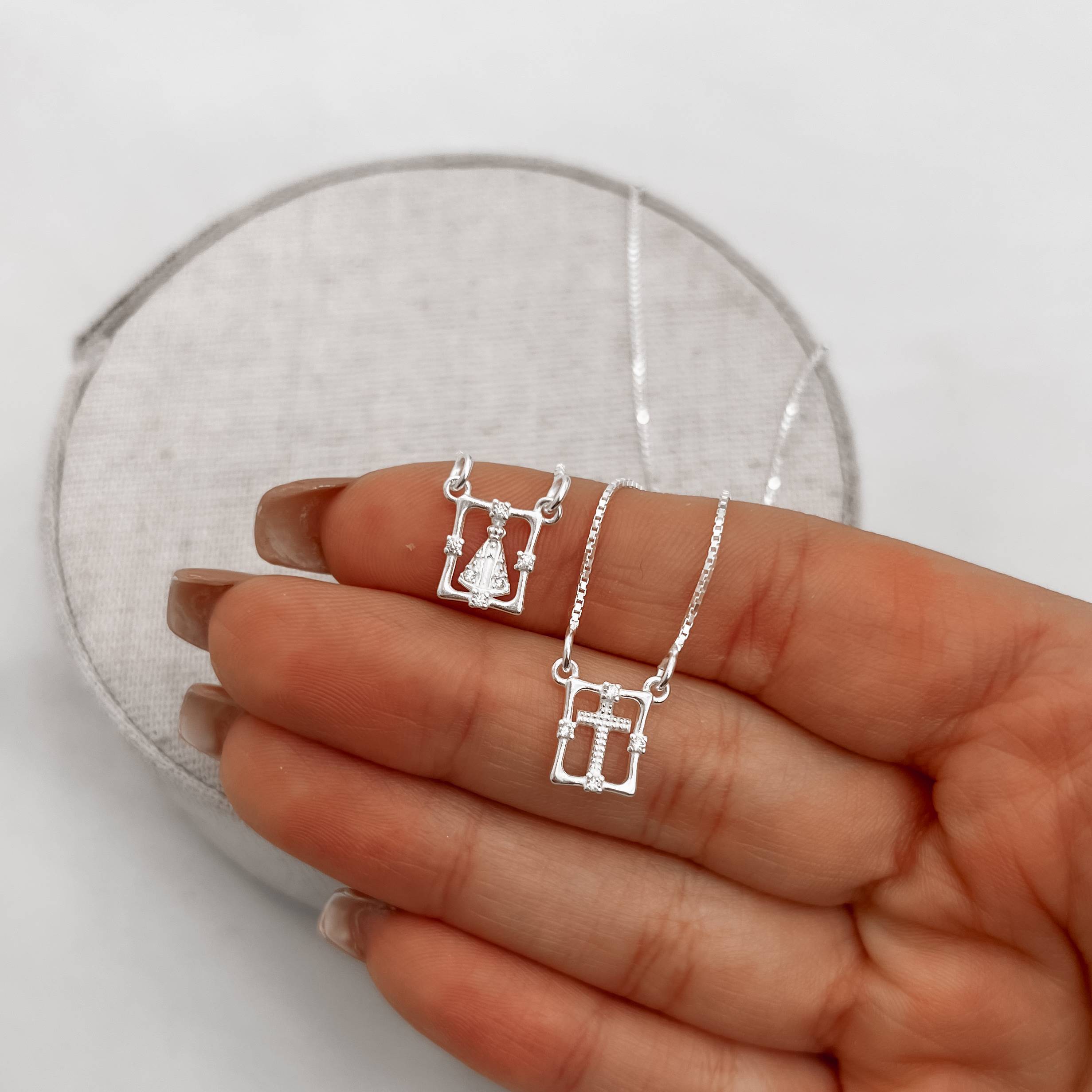 Imagem Secundária Escapulário medalhas Nsa. Sra. Aparecida e cruz vazadas com zircônia v15 60cm