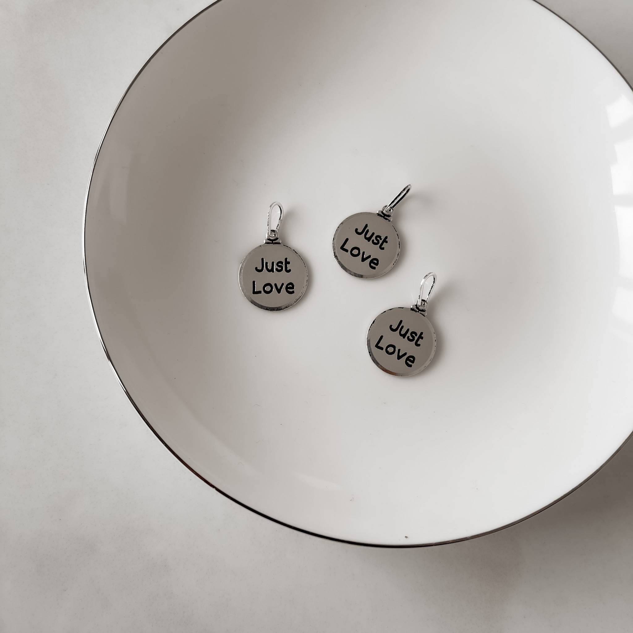 Imagem Secundária Pingente medalha Just love resina 15mm