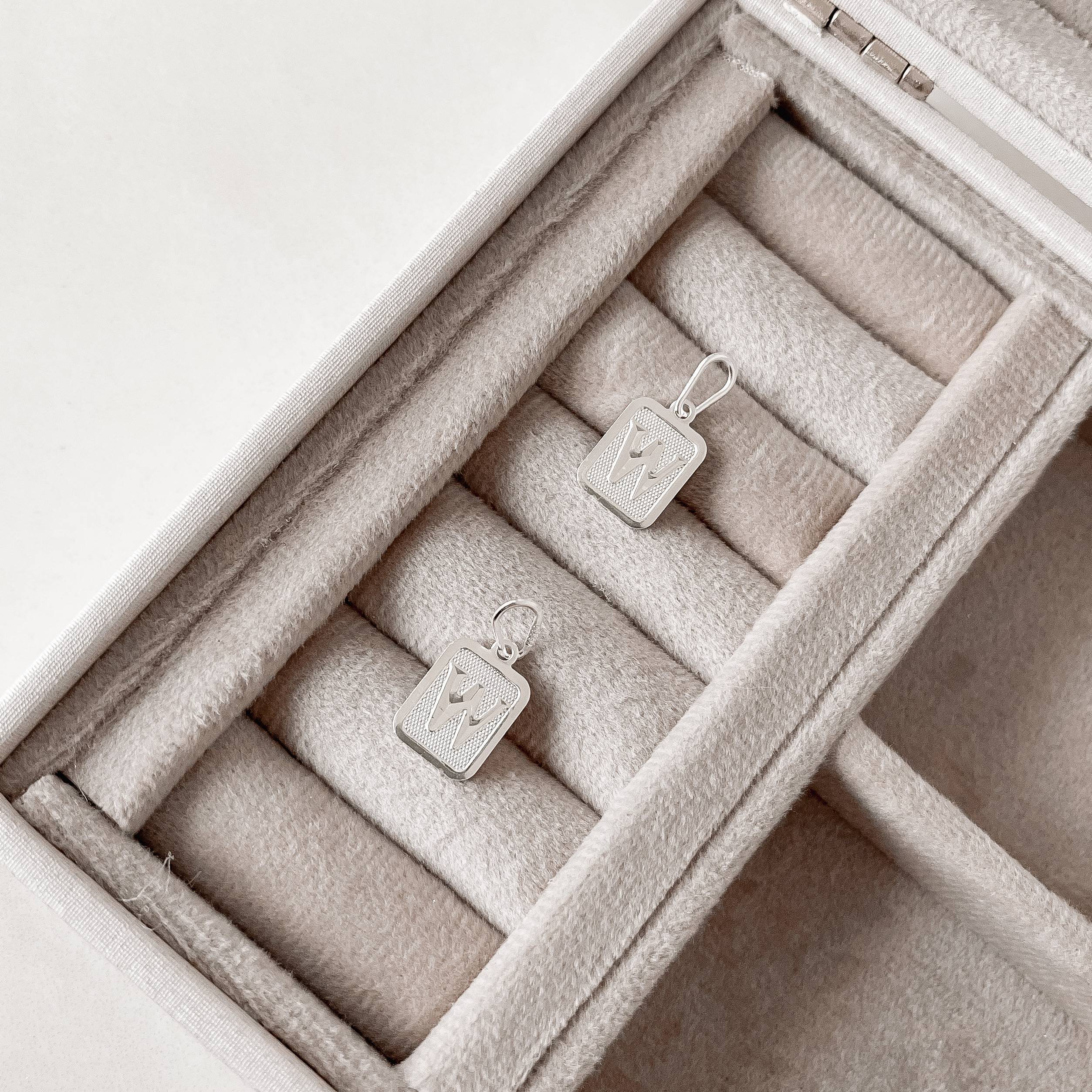 Imagem Pingente placa letra W 12mm 