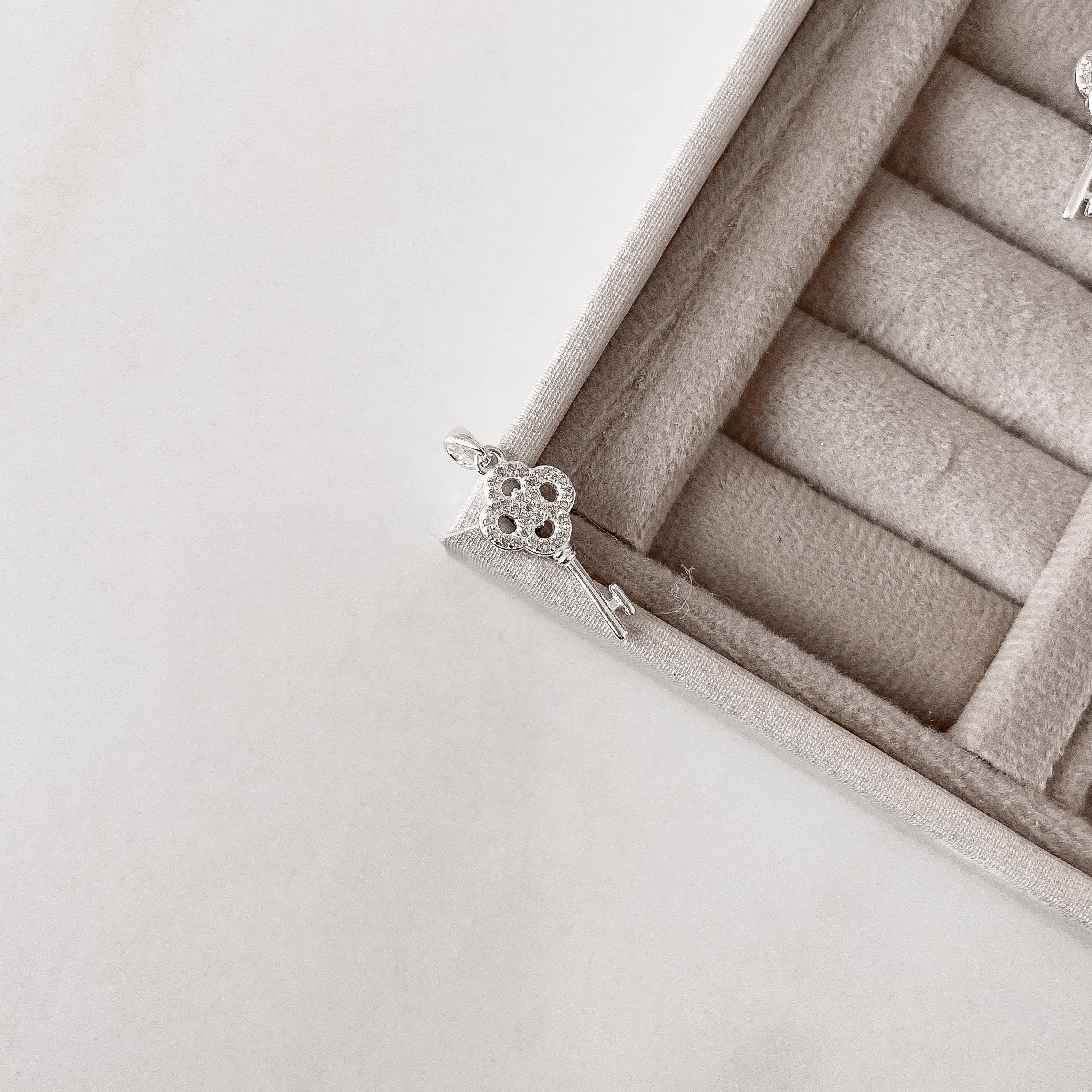 Imagem Secundária Pingente chave cravejada 19mm