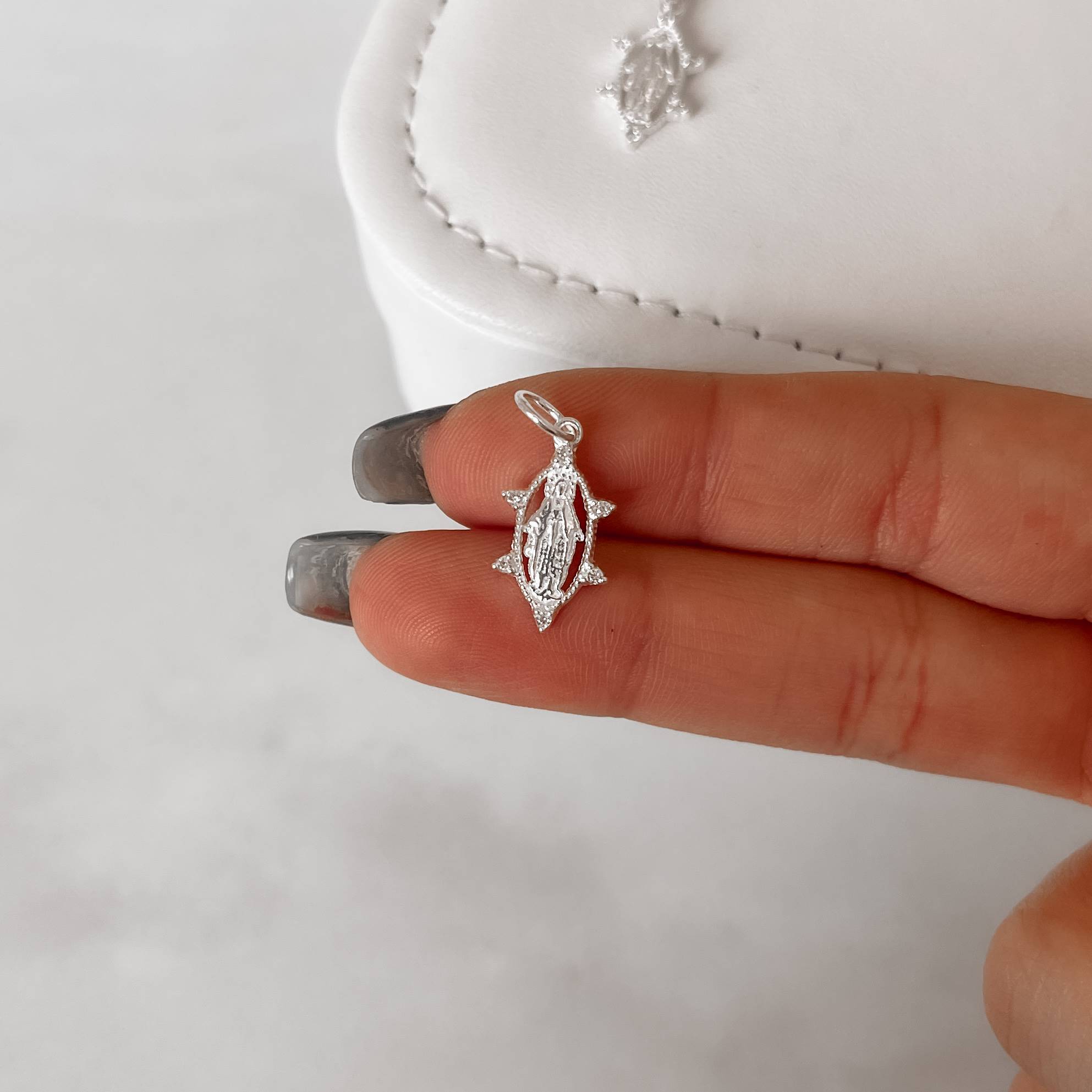 Imagem Secundária Pingente medalha Nsa. Sra. das Graças com zircônias 16mm