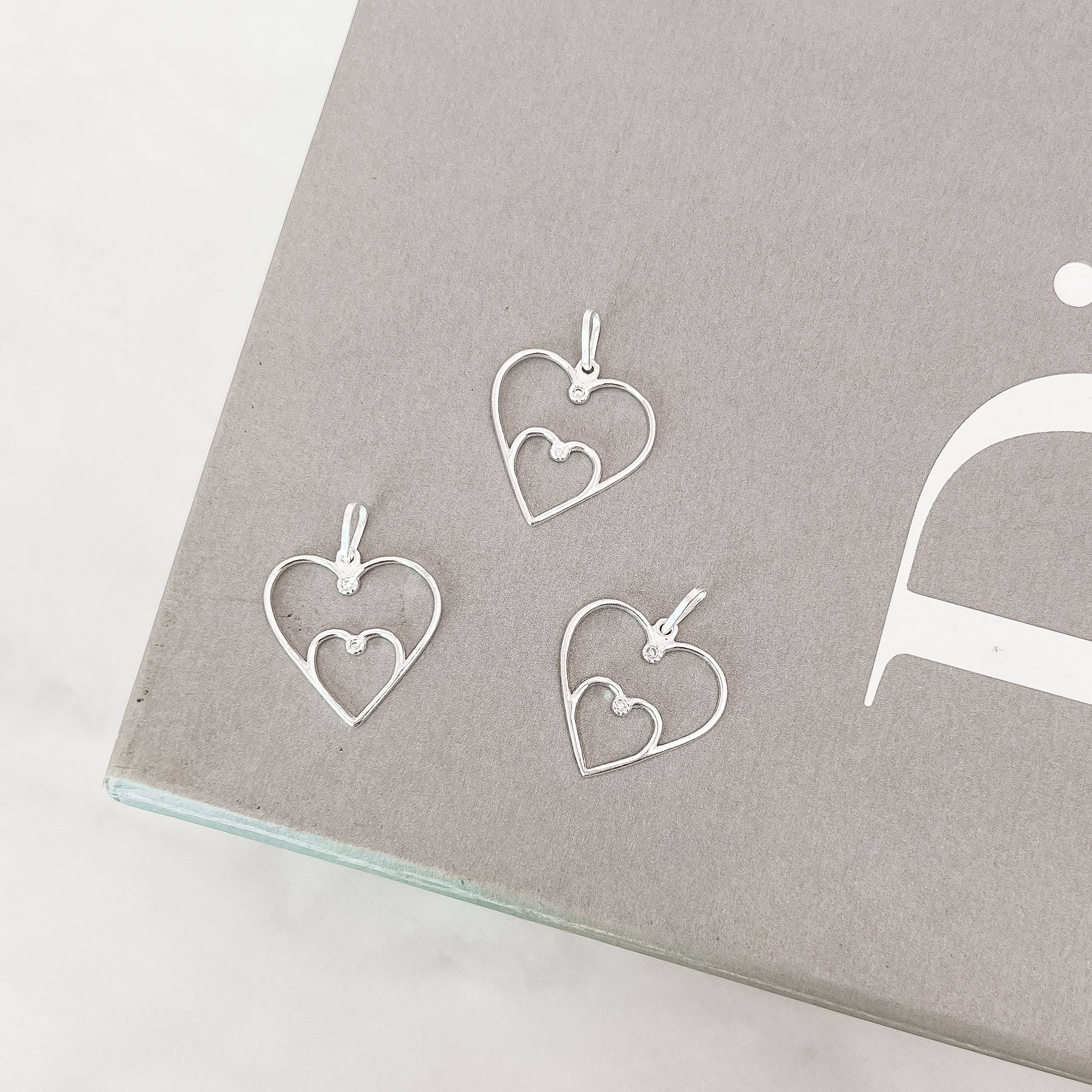 Imagem Secundária Pingente dois corações vazados com zircônia 21mm