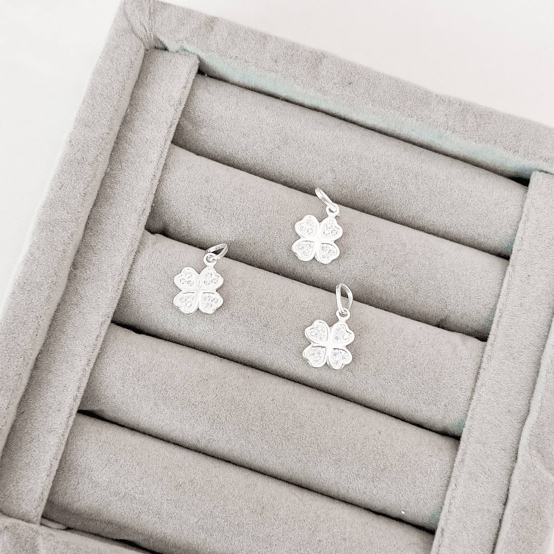 Imagem Secundária Pingente trevo com zircônias 11mm