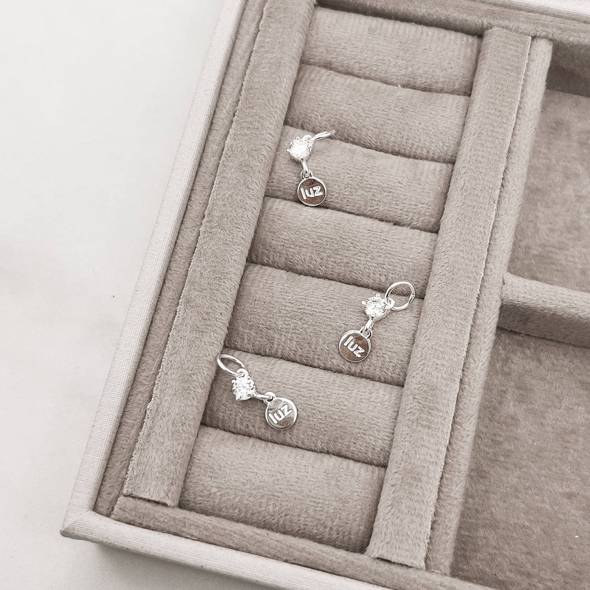 Imagem Pingente zircônia cristal 4mm com placa escrito luz 6mm