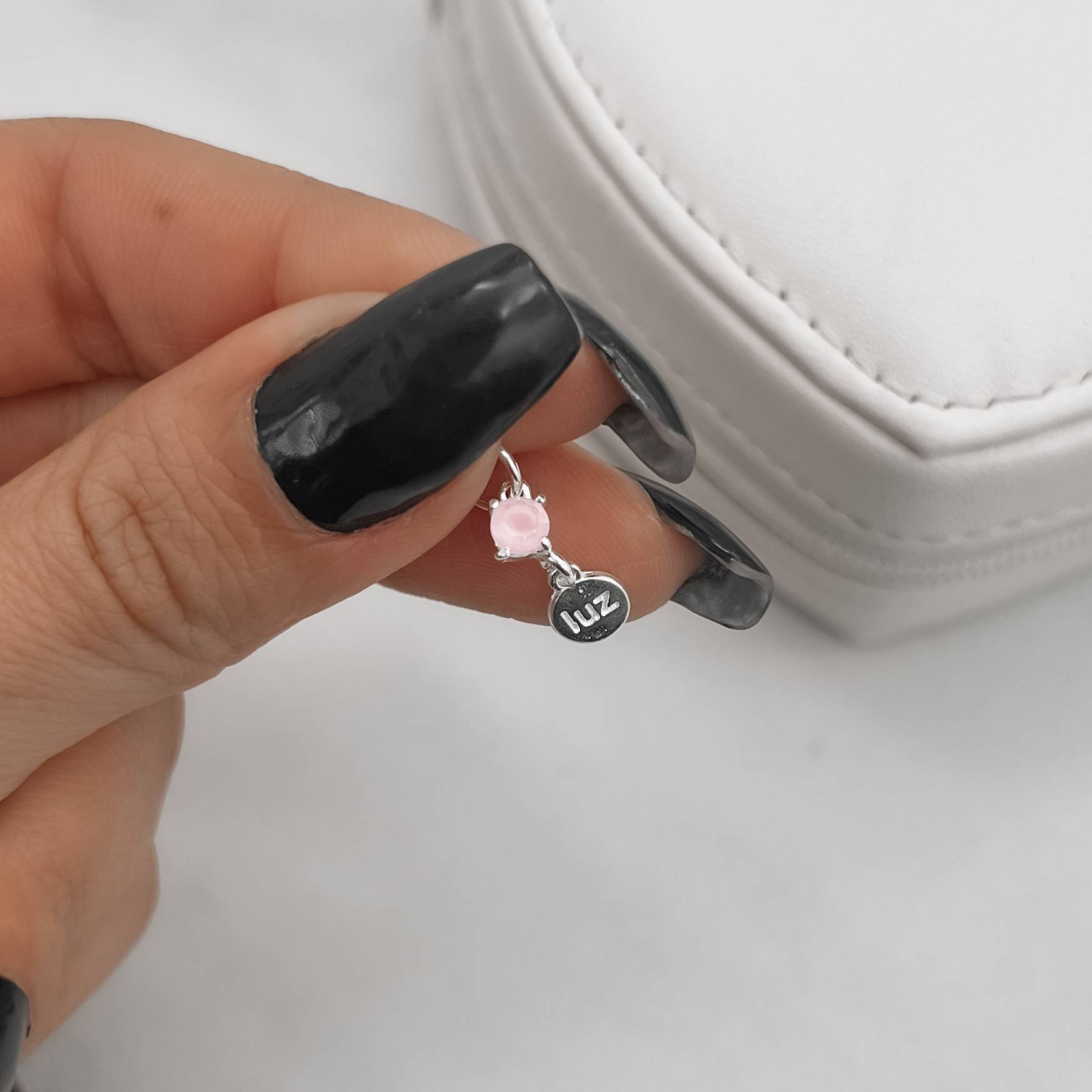 Pingente zircônia rosa leitoso 4mm com placa escrito luz 6mm