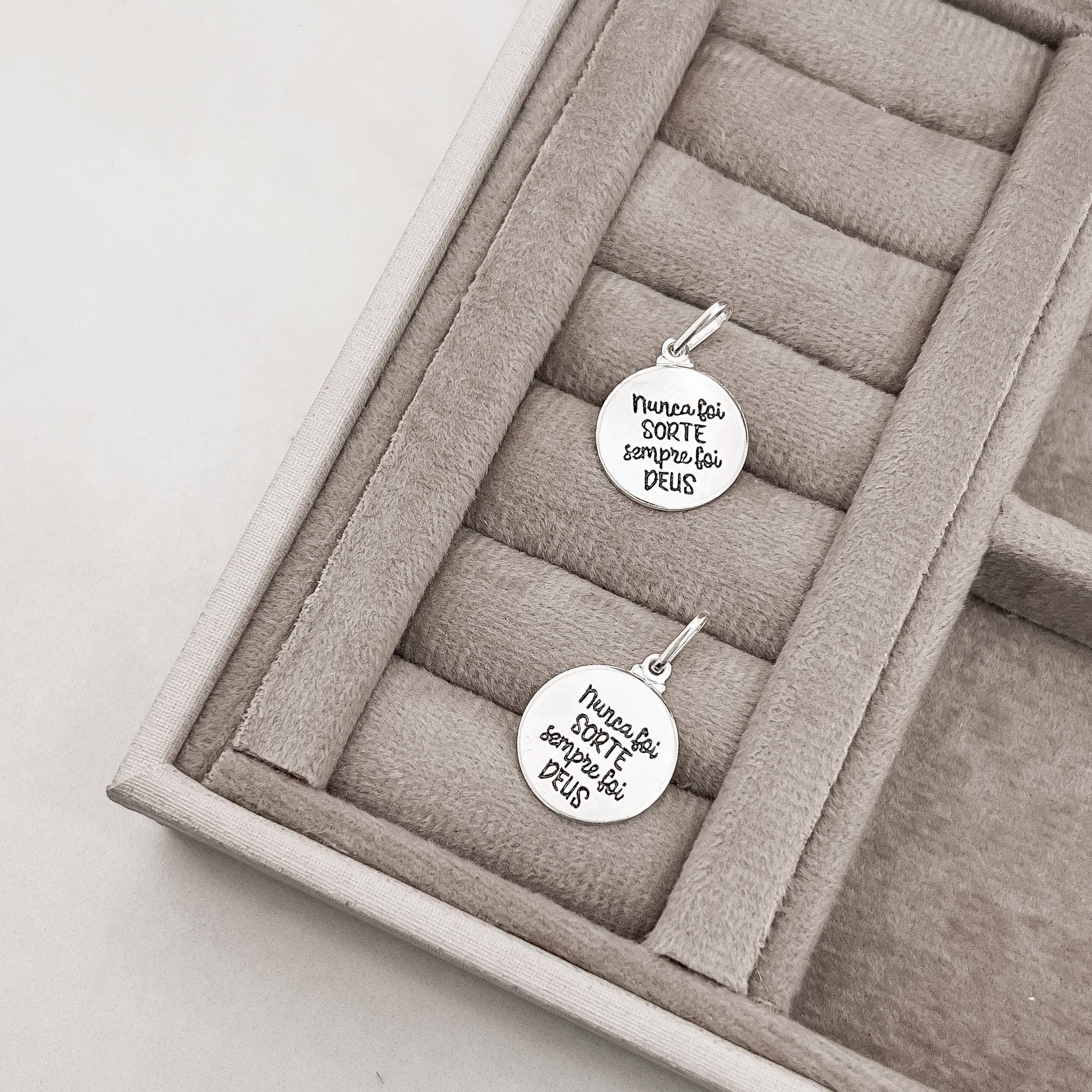 Pingente medalha nunca foi sorte sempre foi Deus 15mm