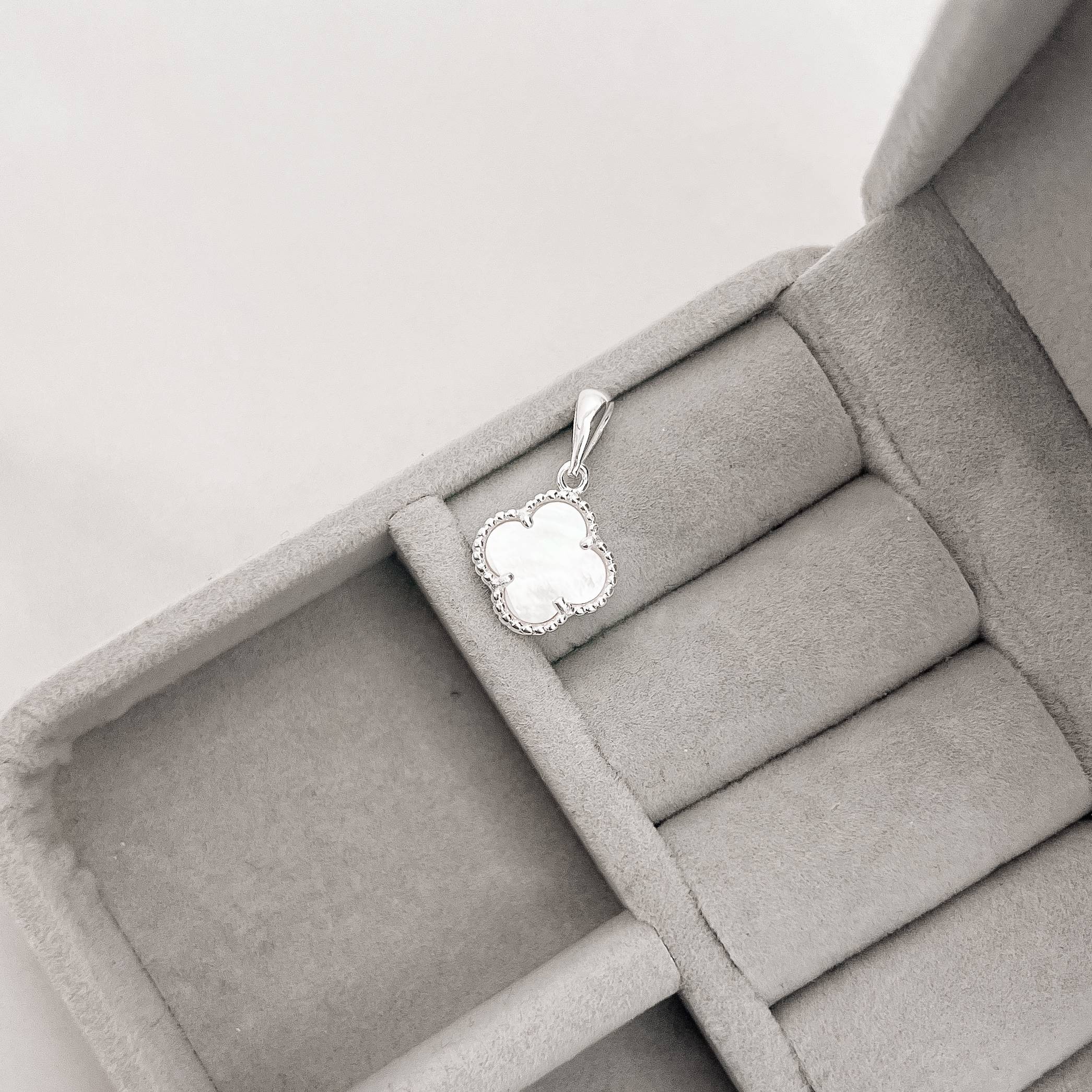 Pingente trevo madrepérola com bolinhas 12mm