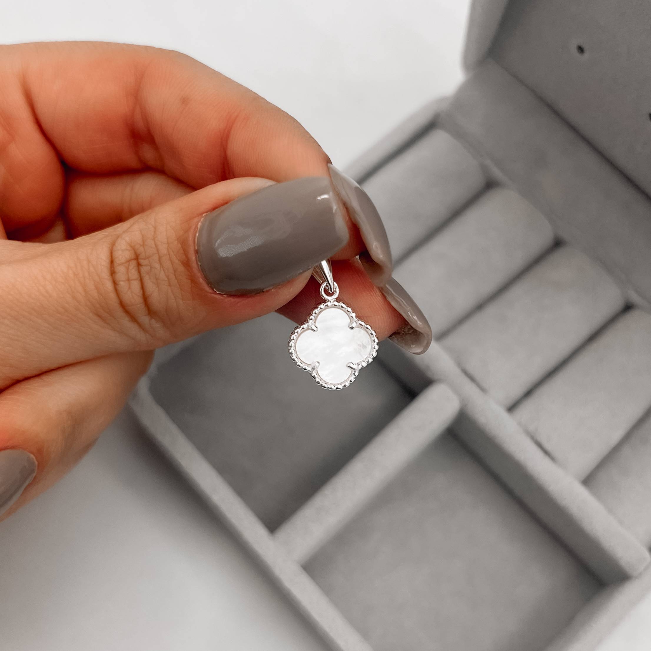 Imagem Secundária Pingente trevo madrepérola com bolinhas 12mm