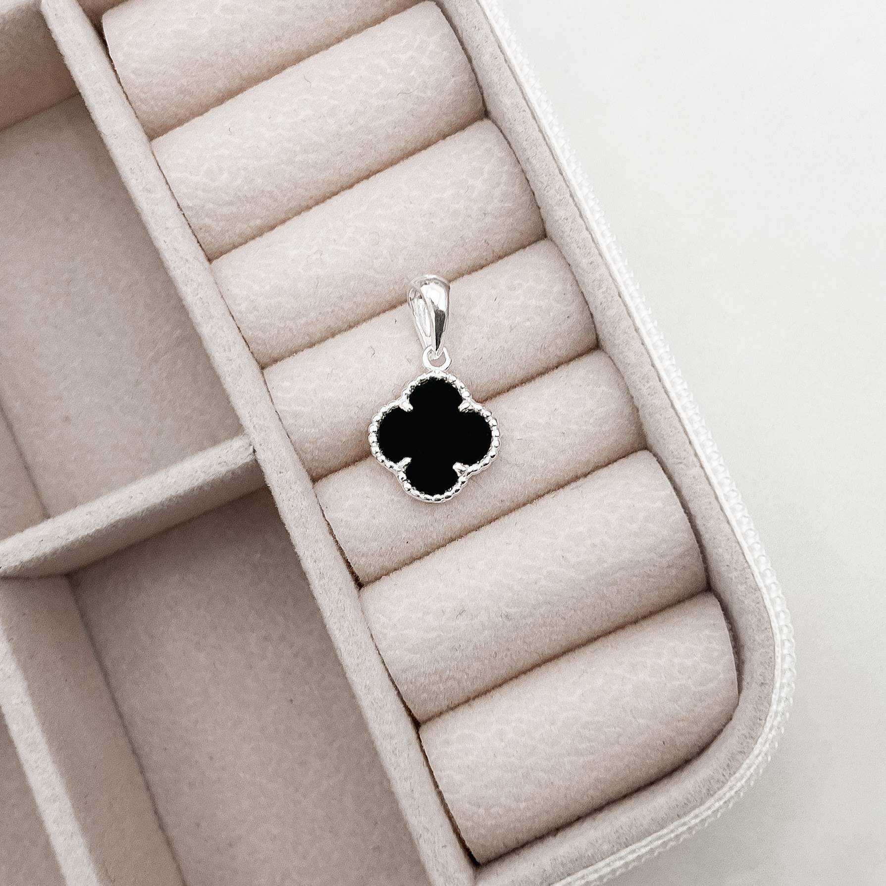 Imagem Secundária Pingente trevo pedra ônix com bolinhas 12mm