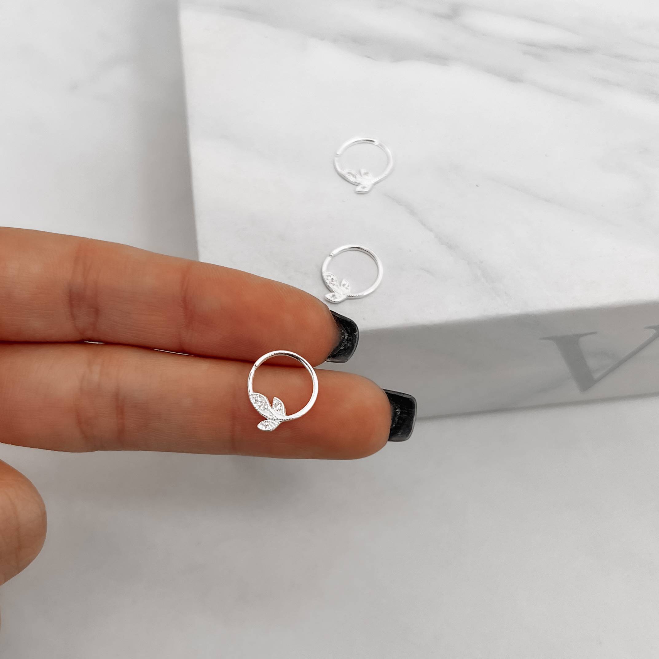 Piercing argola folha cravejada 11mm lado direito