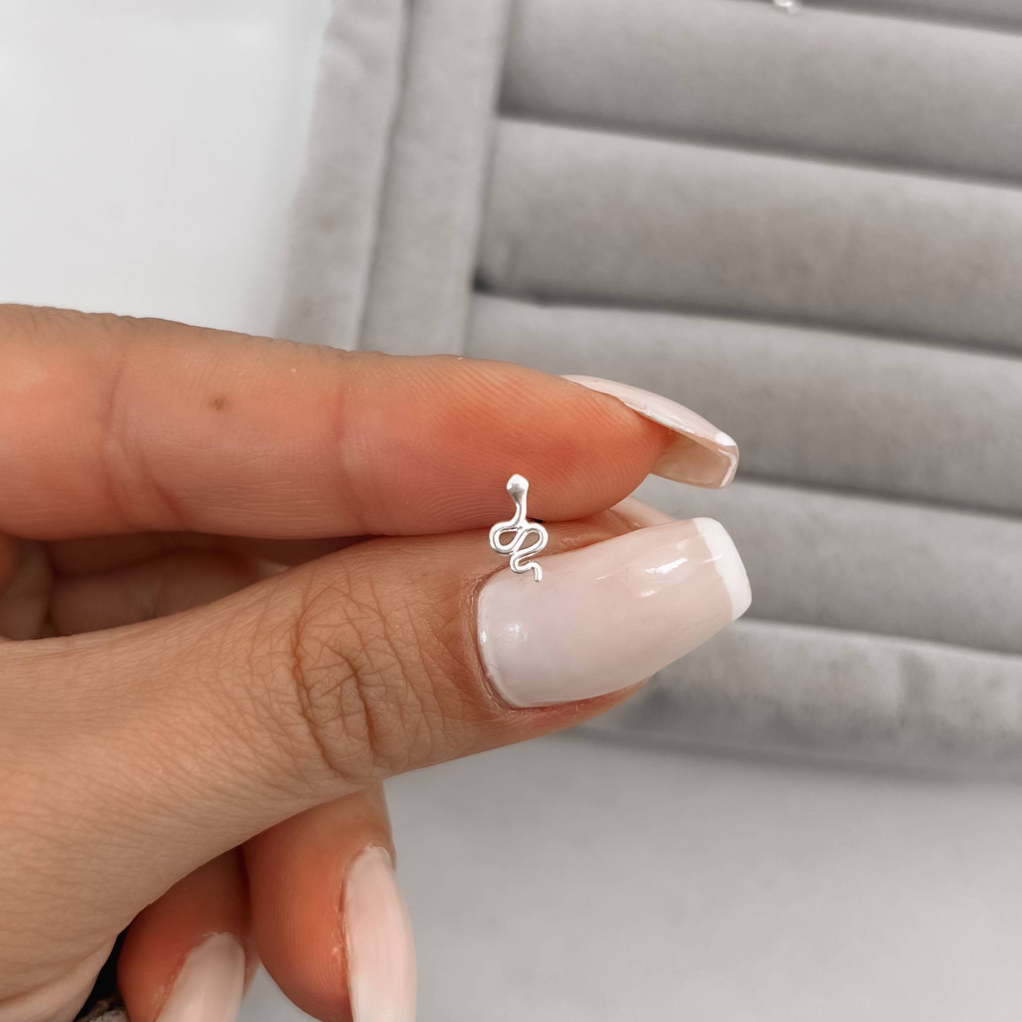 Imagem Secundária Piercing haste cobra lisa 8mm orelha direita