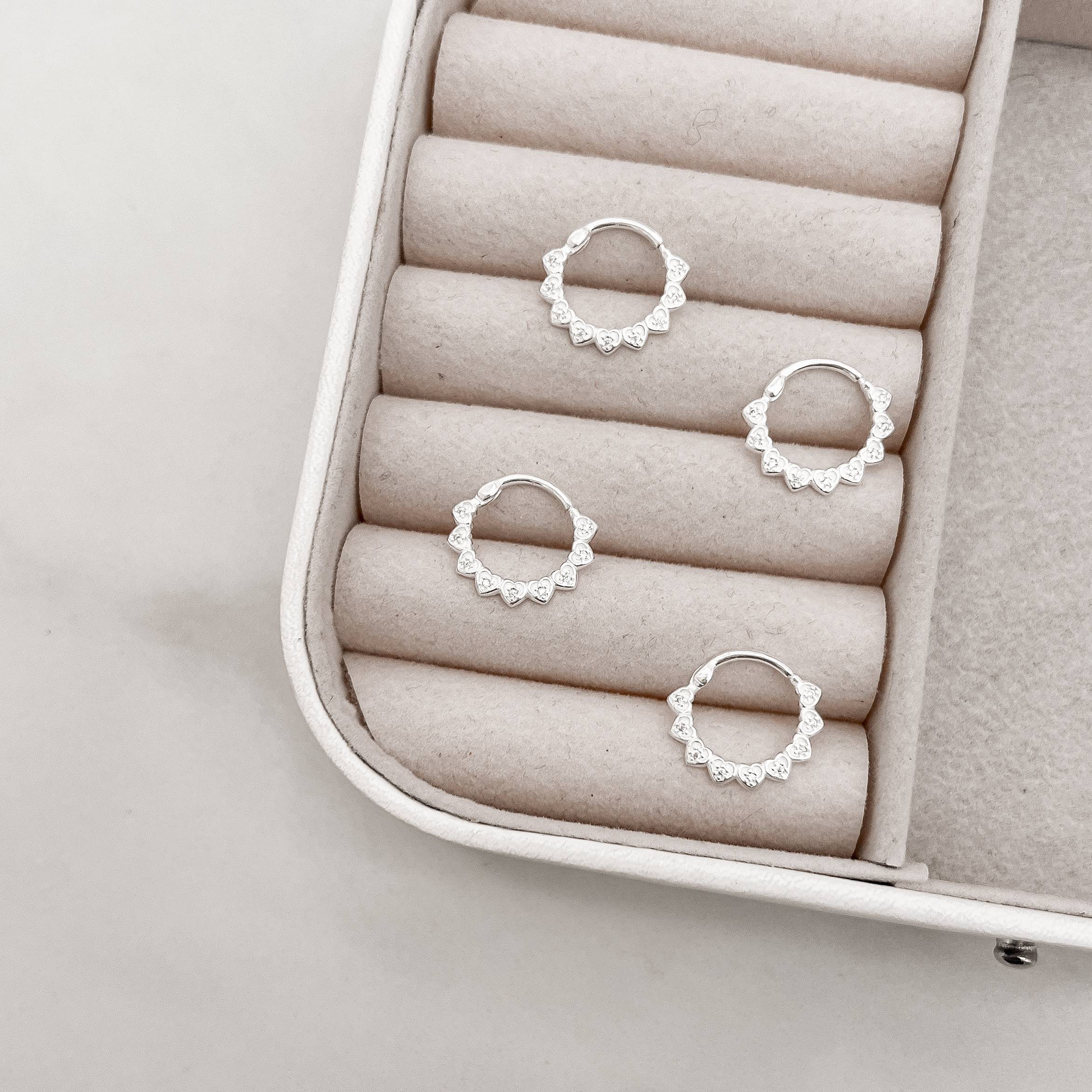 Piercing argola 12mm trava corações com zircônias orelha direita