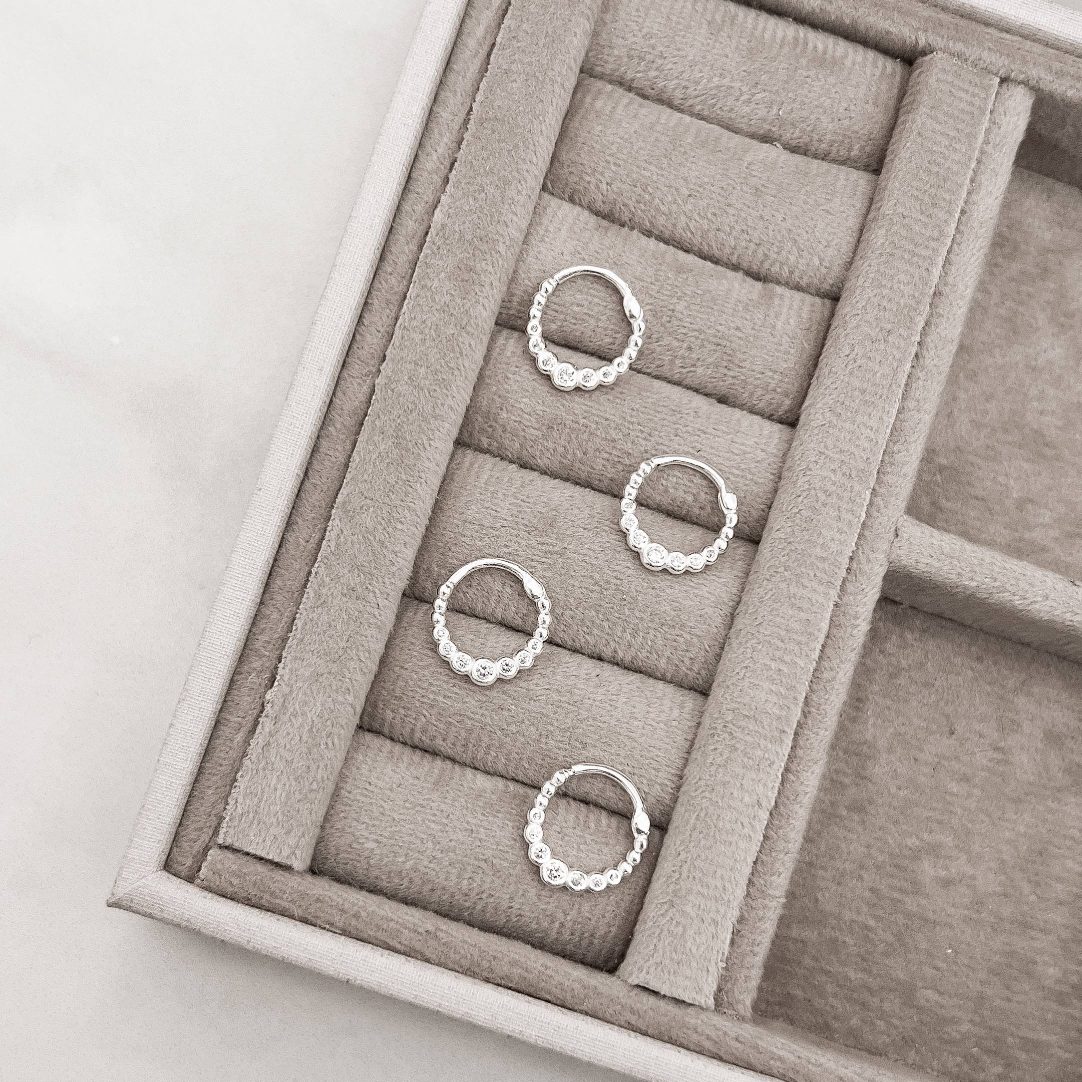 Imagem Secundária Piercing argola 12mm trava cravejada orelha esquerda