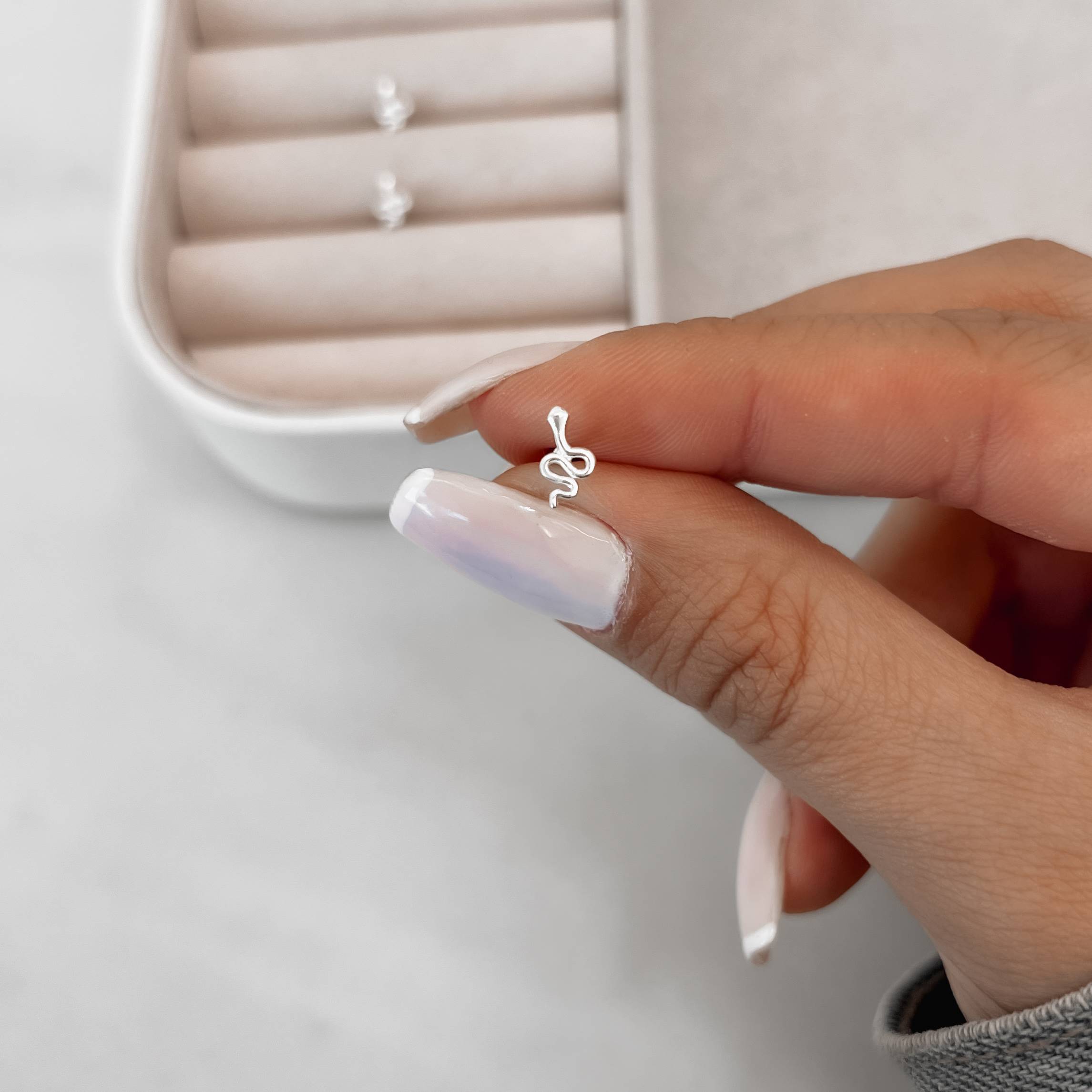 Piercing haste cobra lisa 8mm orelha esquerda