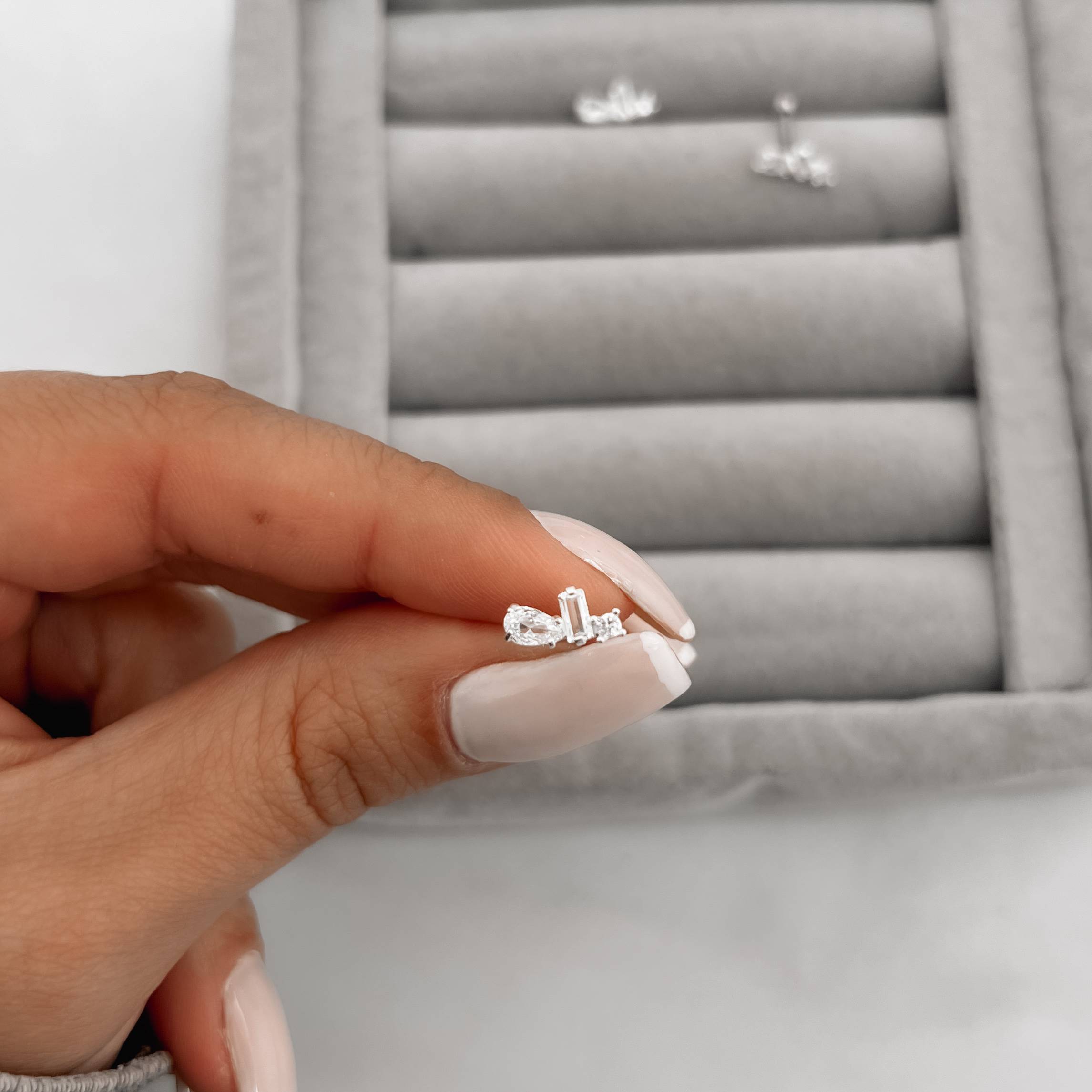 Imagem Piercing haste zircônias redonda, retangular e gota 10mm orelha esquerda