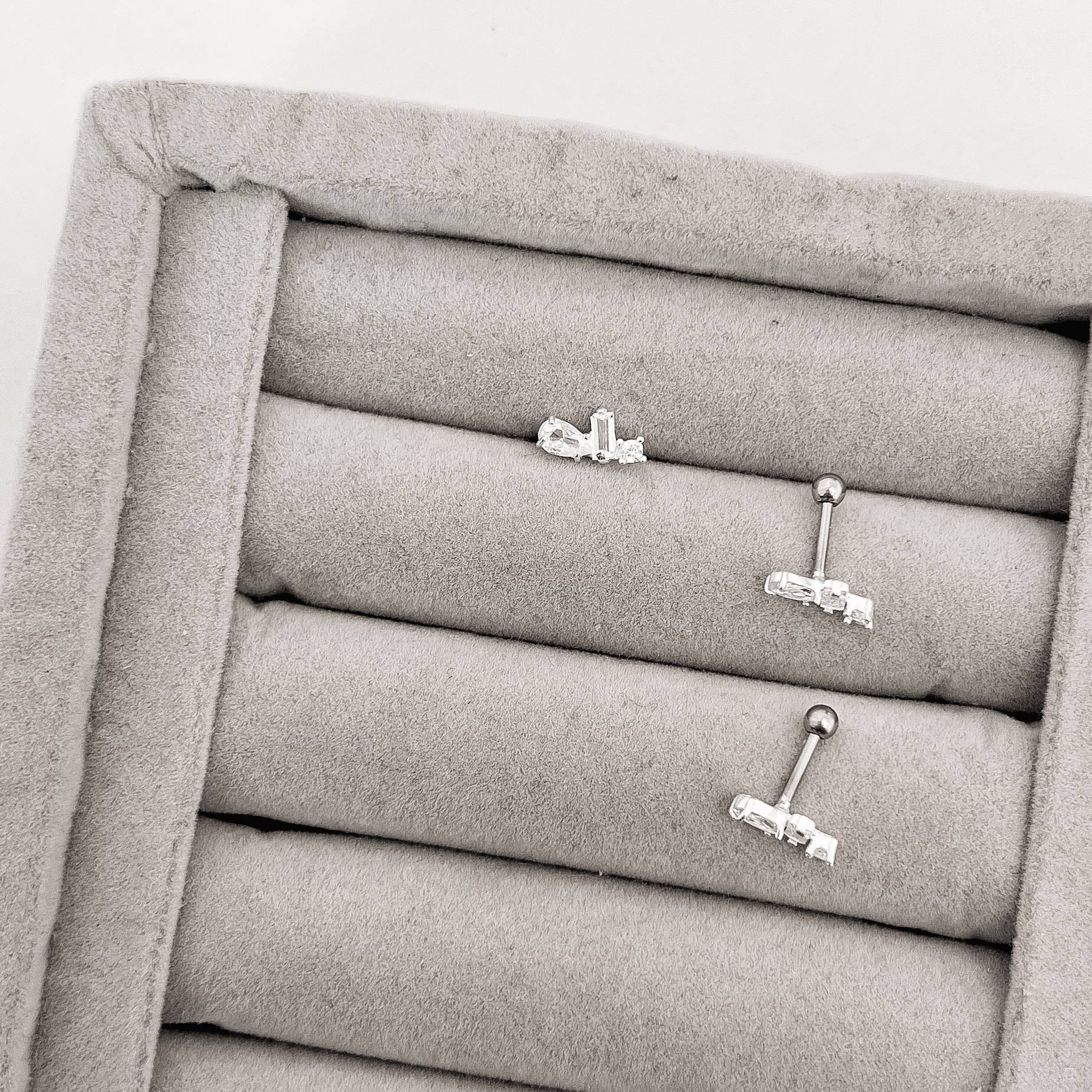 Imagem Secundária Piercing haste zircônias redonda, retangular e gota 10mm orelha esquerda