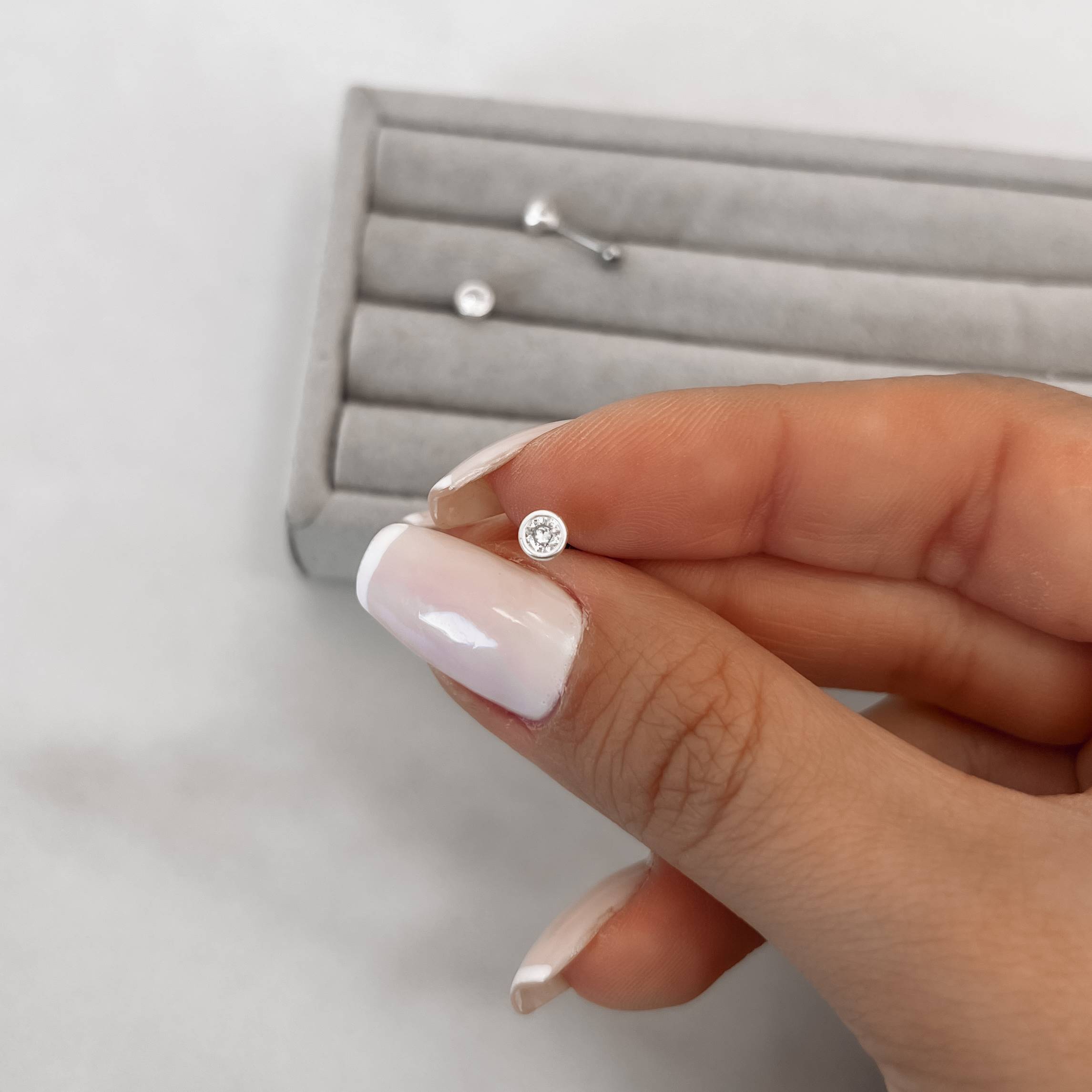 Imagem Secundária Piercing haste zircônia embutida 4mm