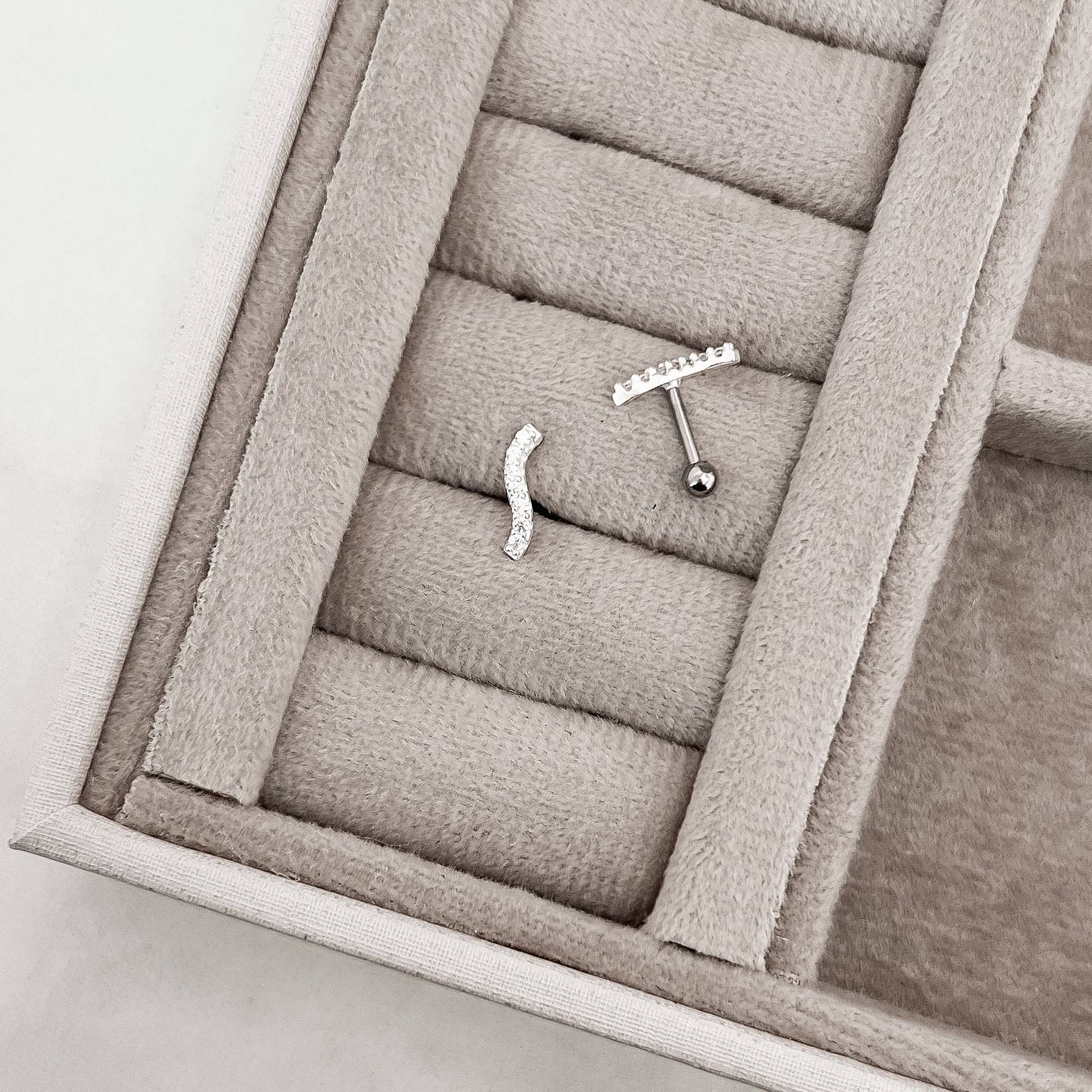 Imagem Piercing haste curva cravejada 10mm orelha direita