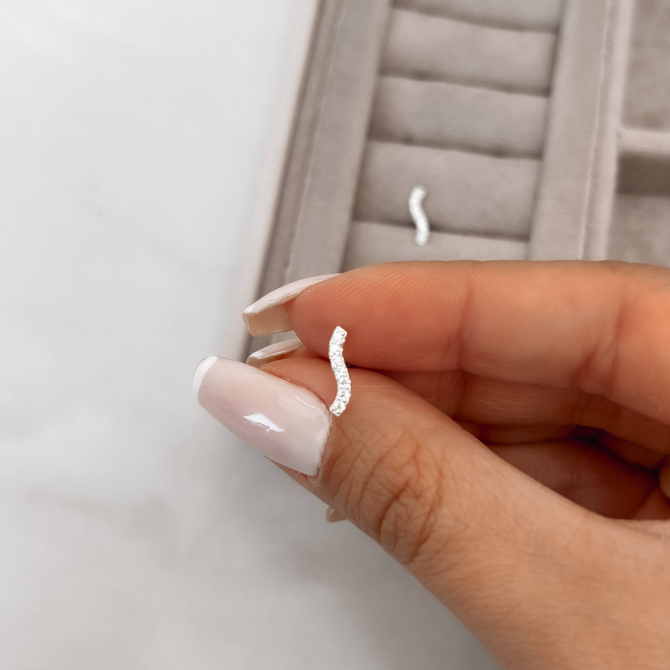 Imagem Secundária Piercing haste curva cravejada 10mm orelha direita