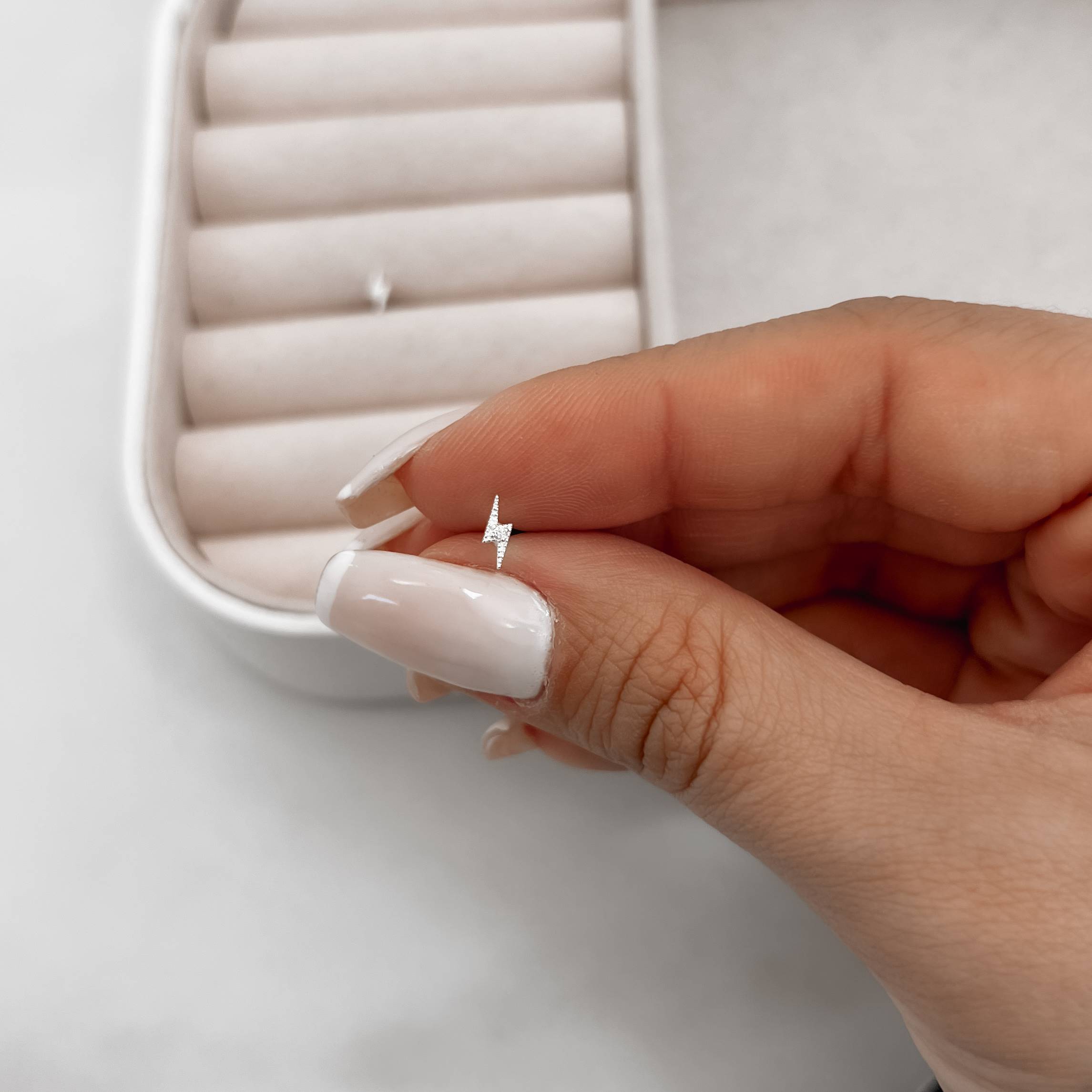 Piercing haste raio com zircônia 6mm orelha esquerda