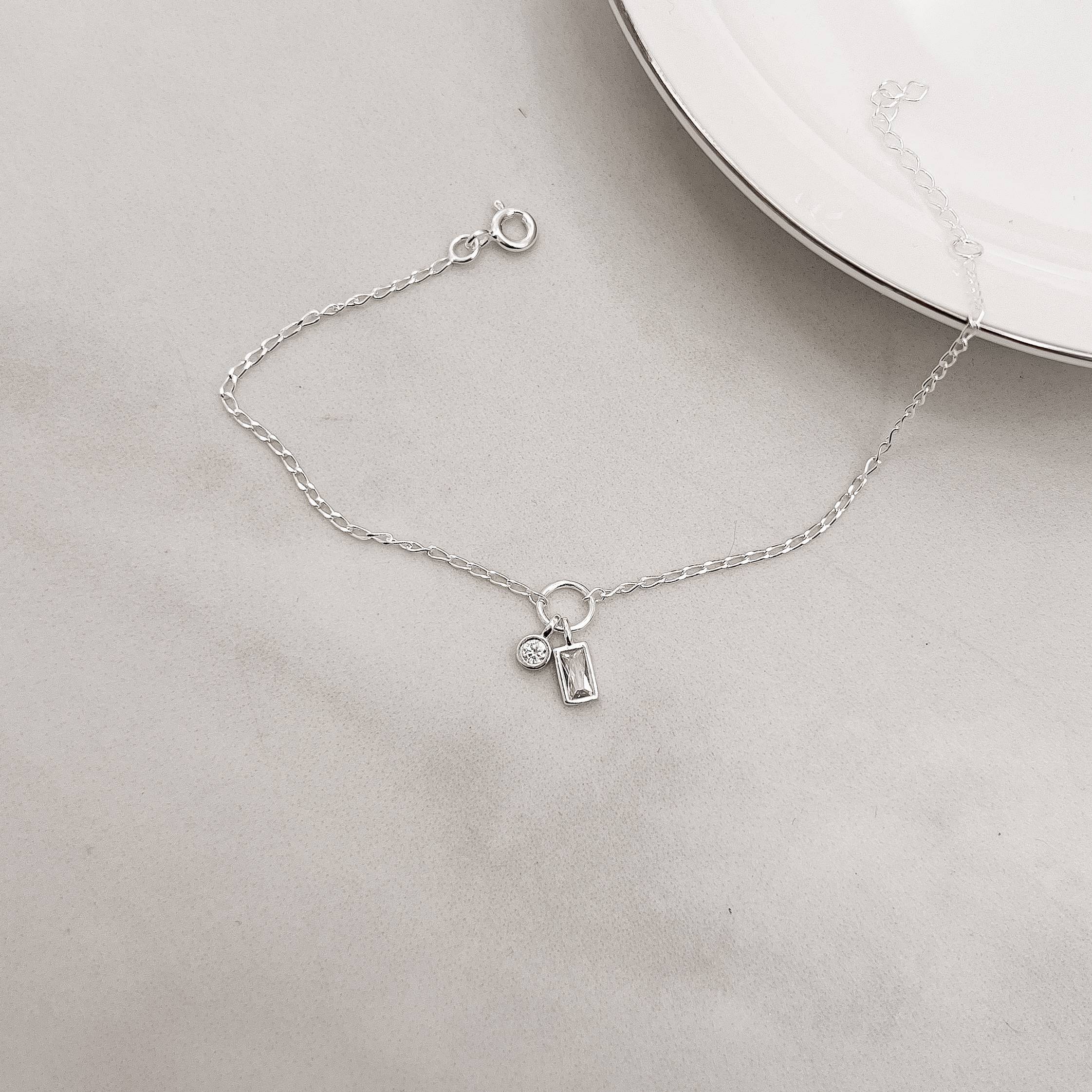 Imagem Secundária Pulseira entremeio círculo pingentes zircônias redonda e retangular