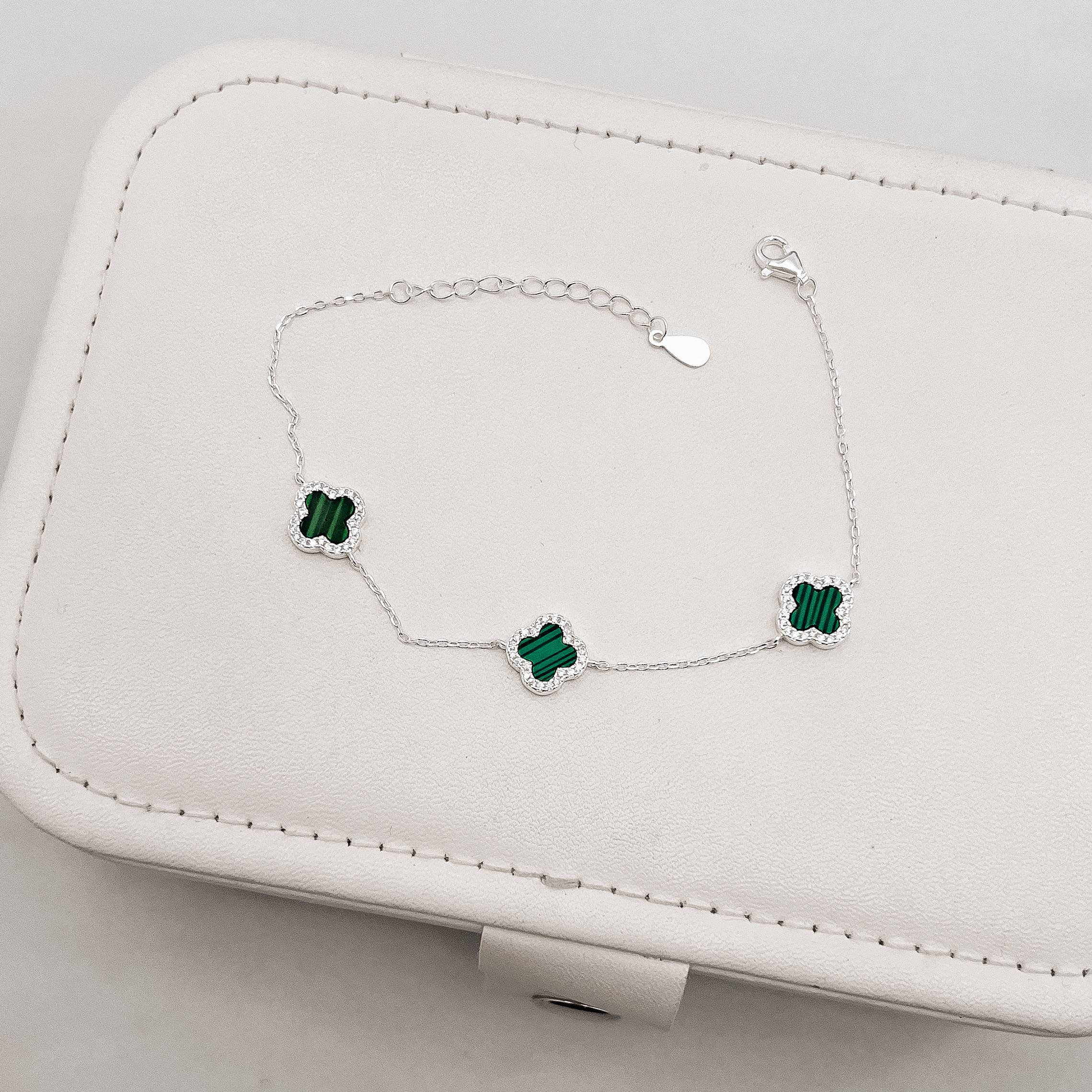 Pulseira entremeio 3 trevos malaquita com cravejado 10mm