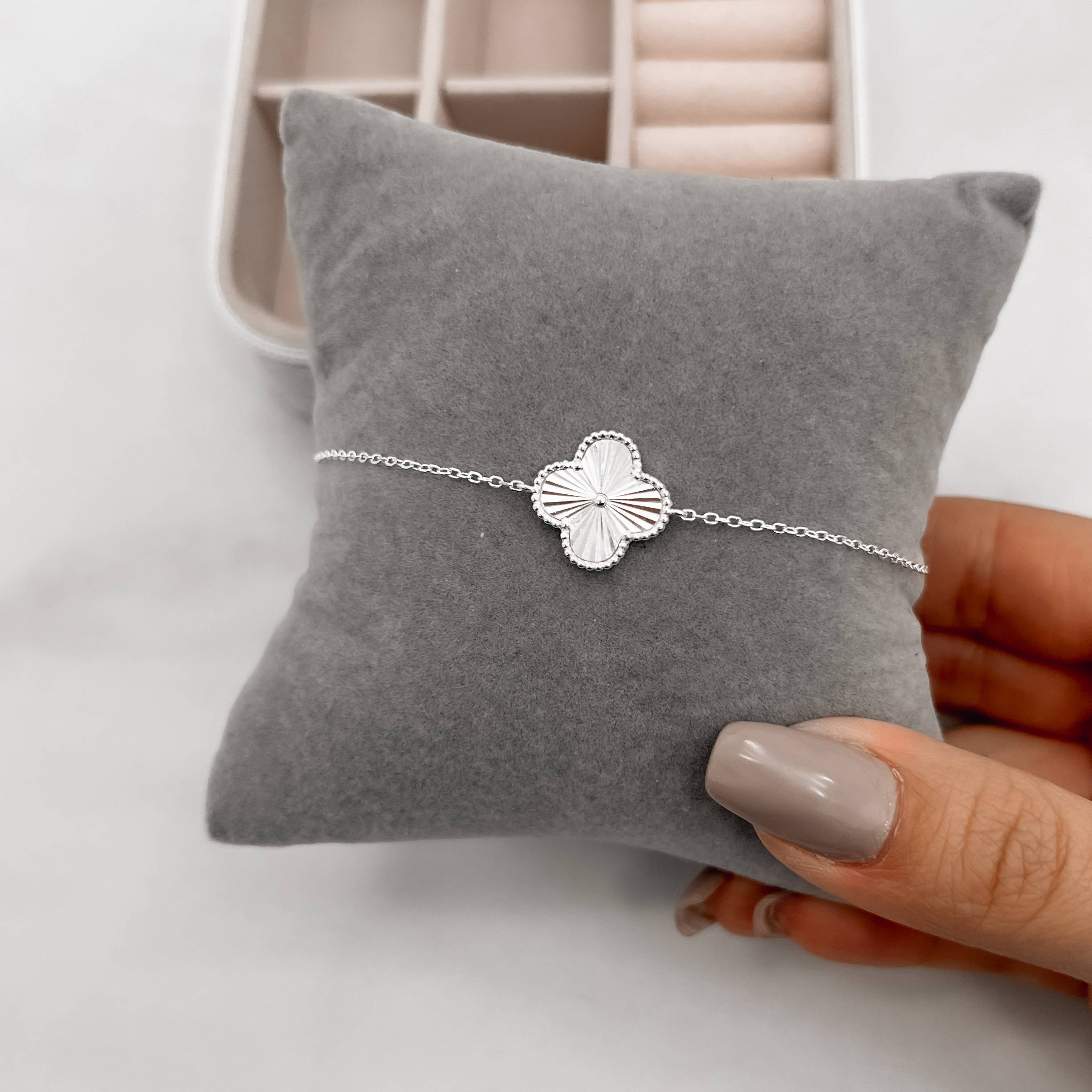 Imagem Pulseira entremeio trevo com vinco 14mm