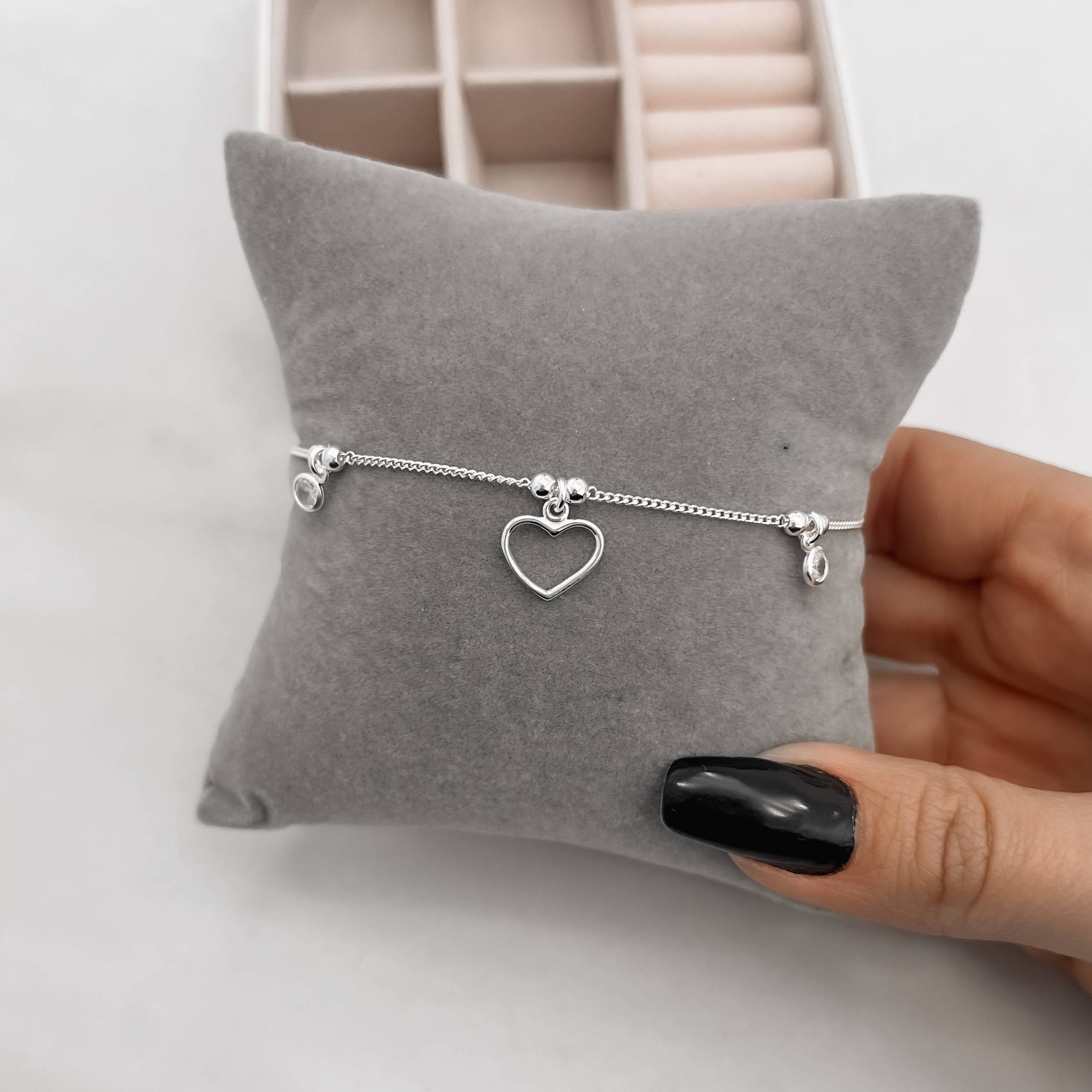 Imagem Pulseira entremeios bolas com pingentes zircônias e coração