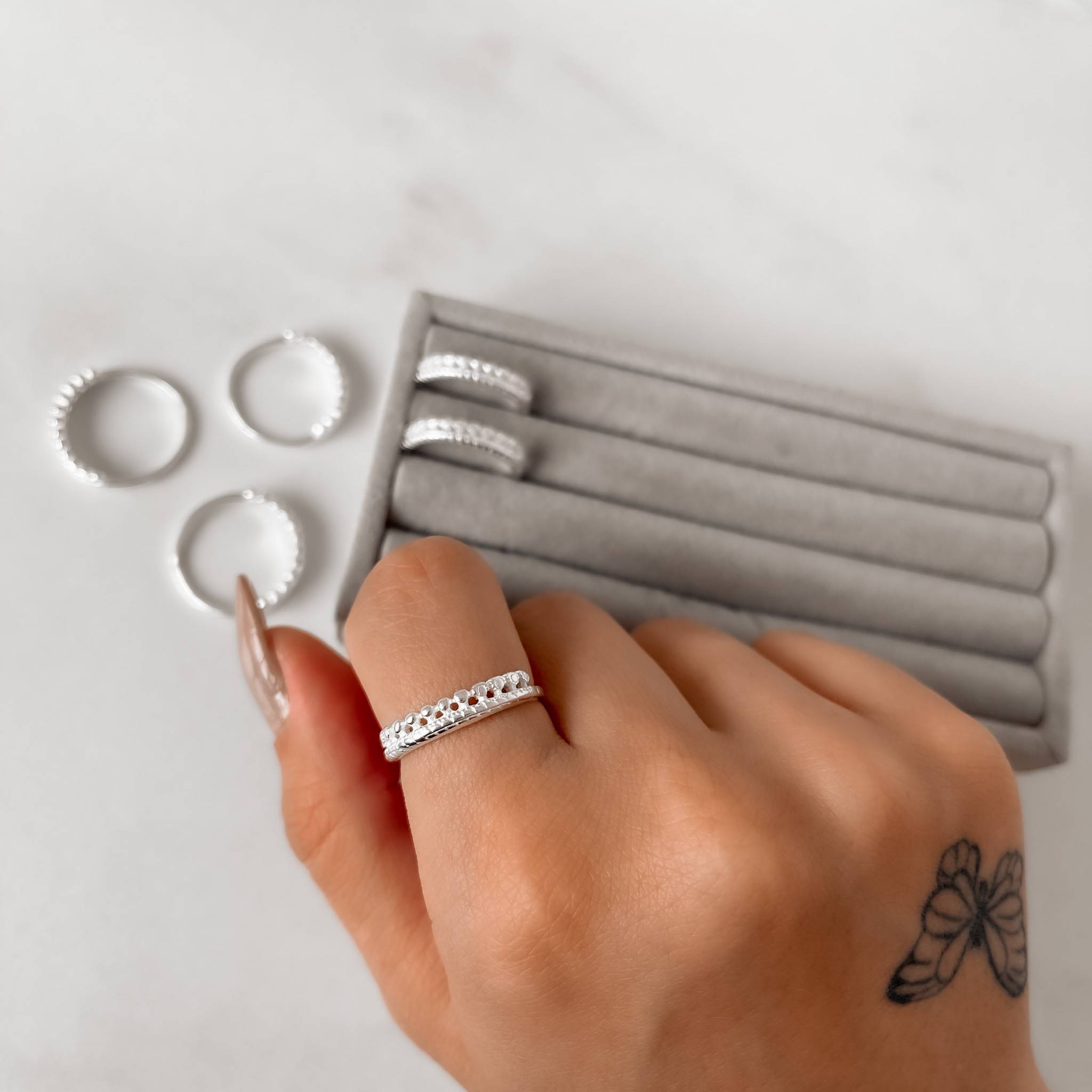 Imagem Anel coroa riscada com bolinhas