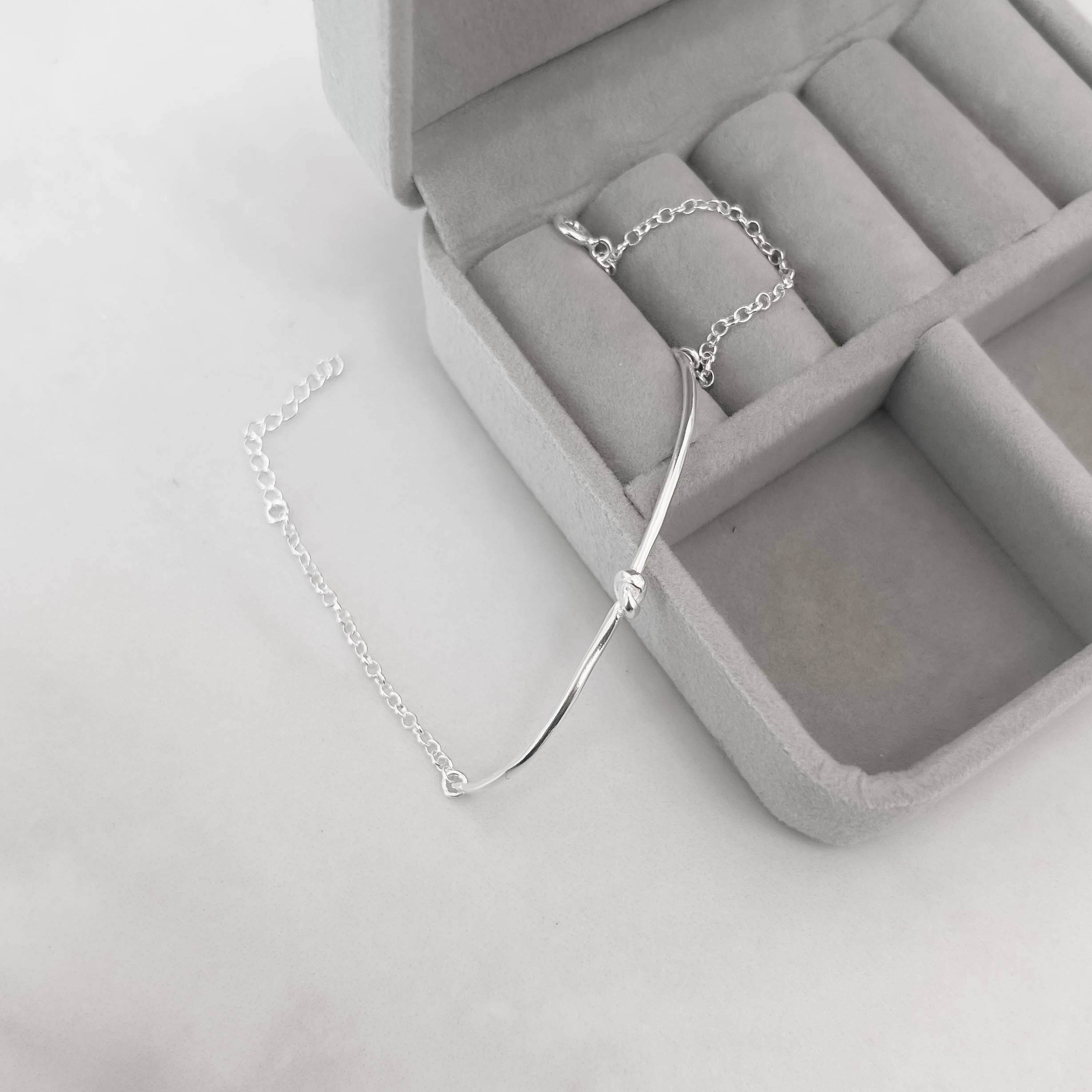 Pulseira entremeio fio rígido com nó