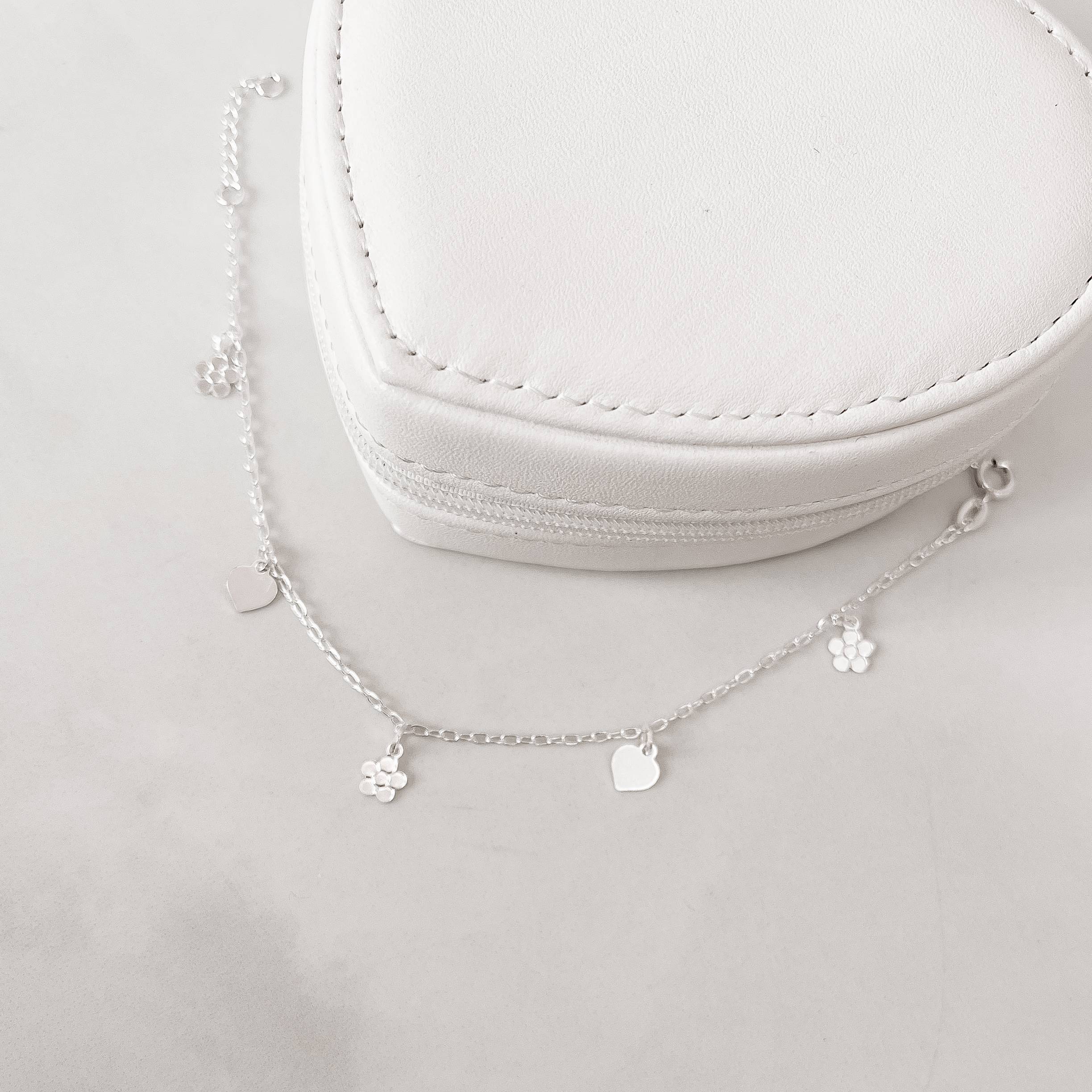 Pulseira pingentes flor e coração 6mm