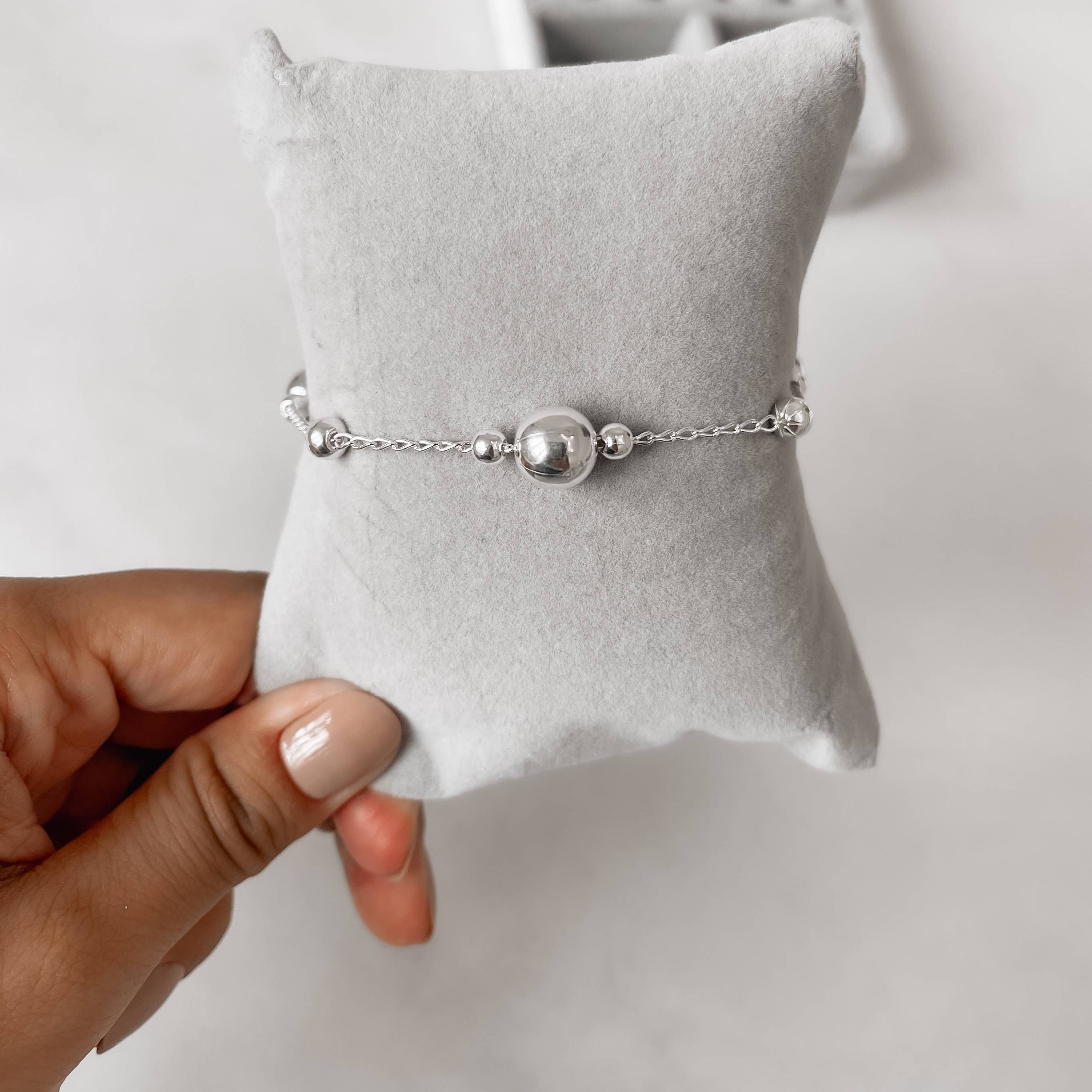 Imagem Secundária Pulseira entremeio bolas 4, 5 e 9mm corrente cadeado