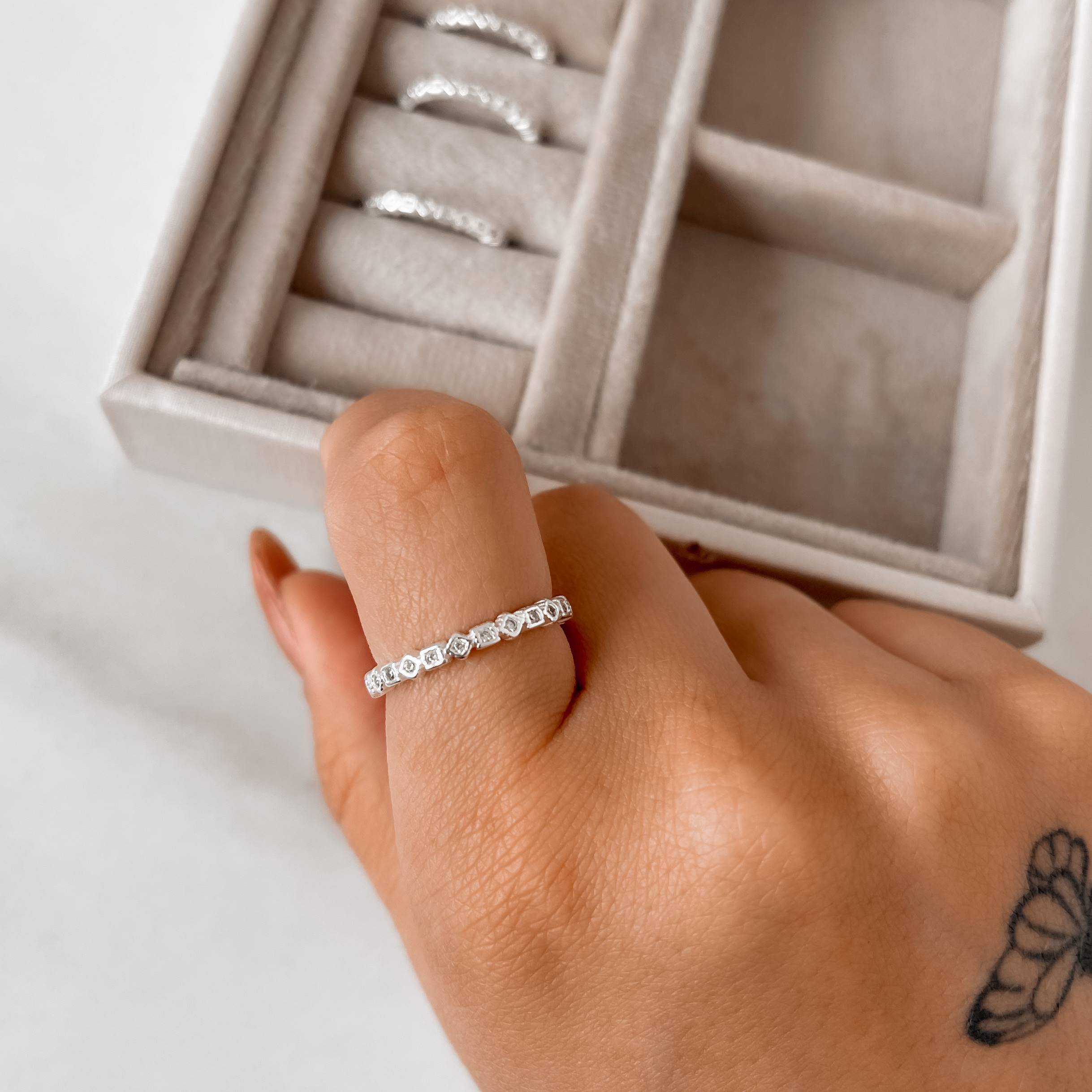 Anel geométrico mini losango e quadrado cravejado