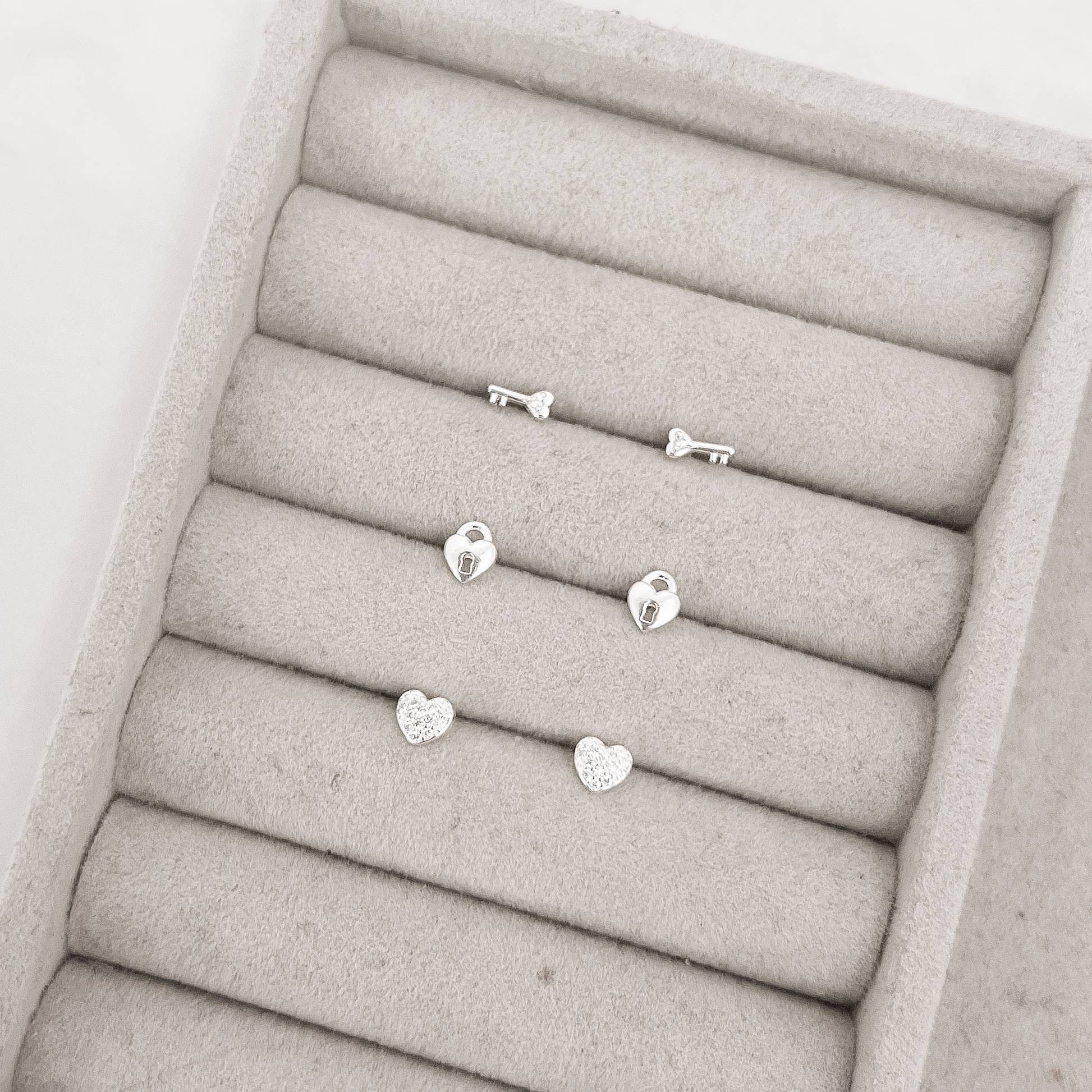 Imagem Secundária Trio chave, cadeado coração e coração cravejado