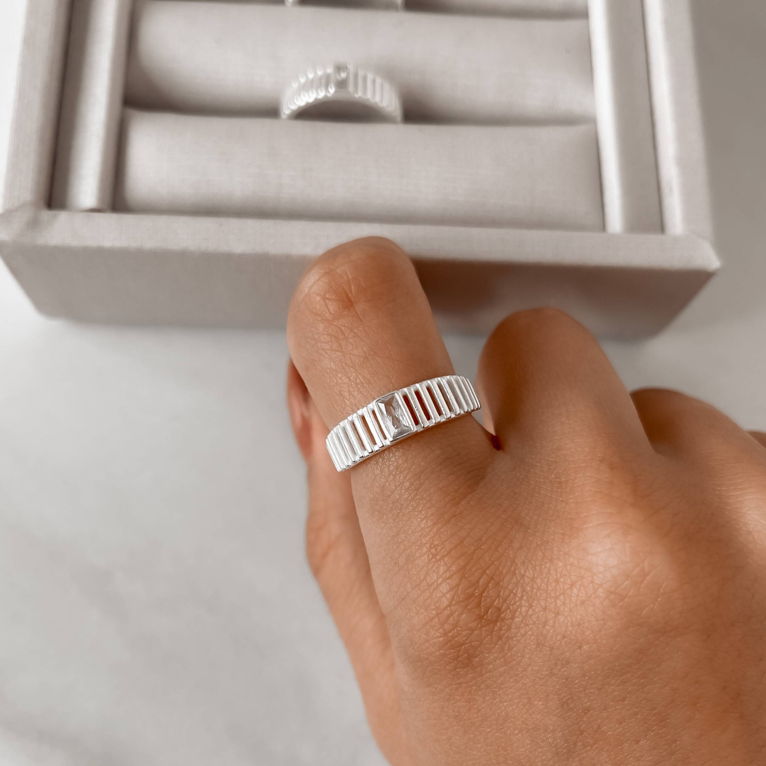 Anel largo riscado com detalhe zircônia