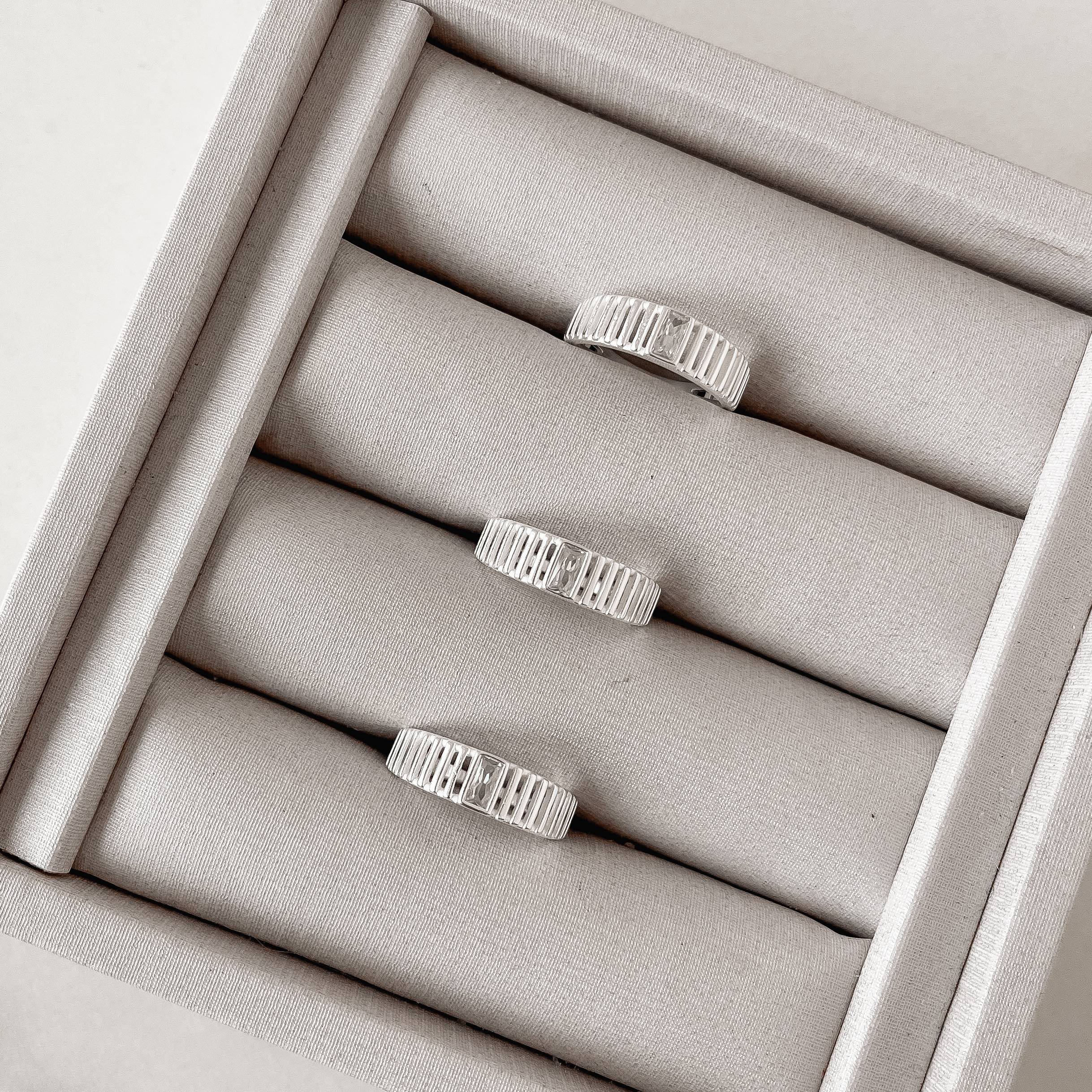 Imagem Secundária Anel largo riscado com detalhe zircônia