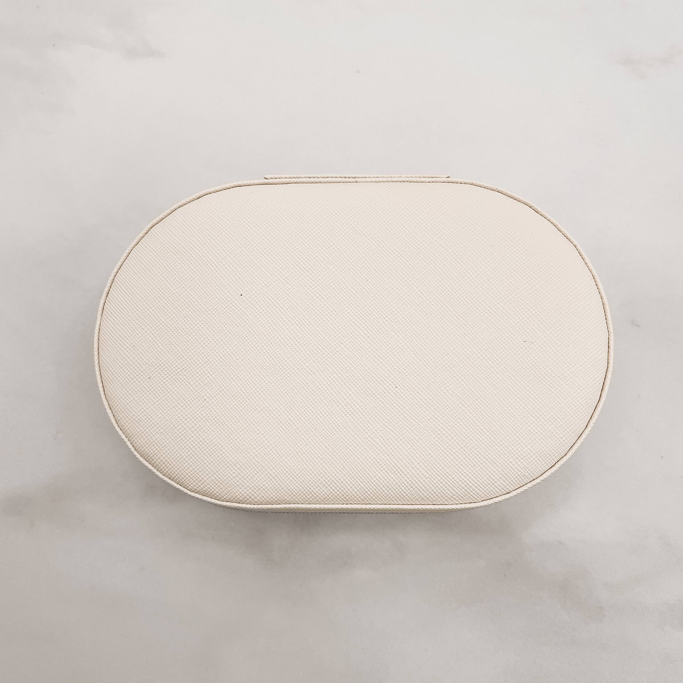 Imagem Secundária Porta-joias oval off white 14x9x4cm zíper dourado