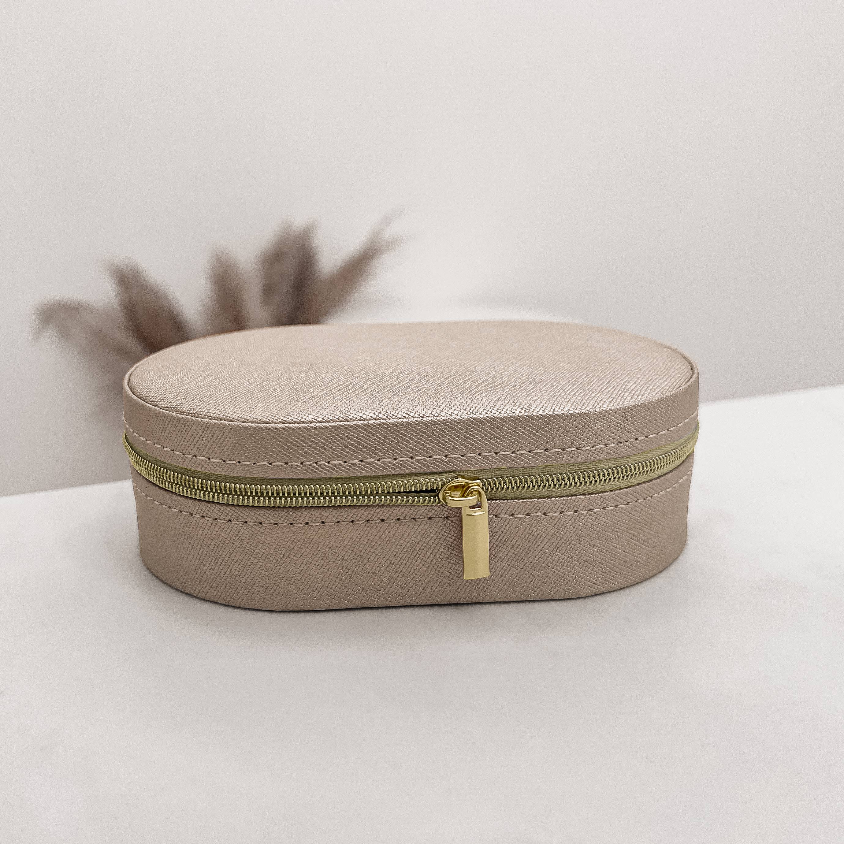 Imagem Porta-joias oval champanhe 14x9x4cm zíper dourado