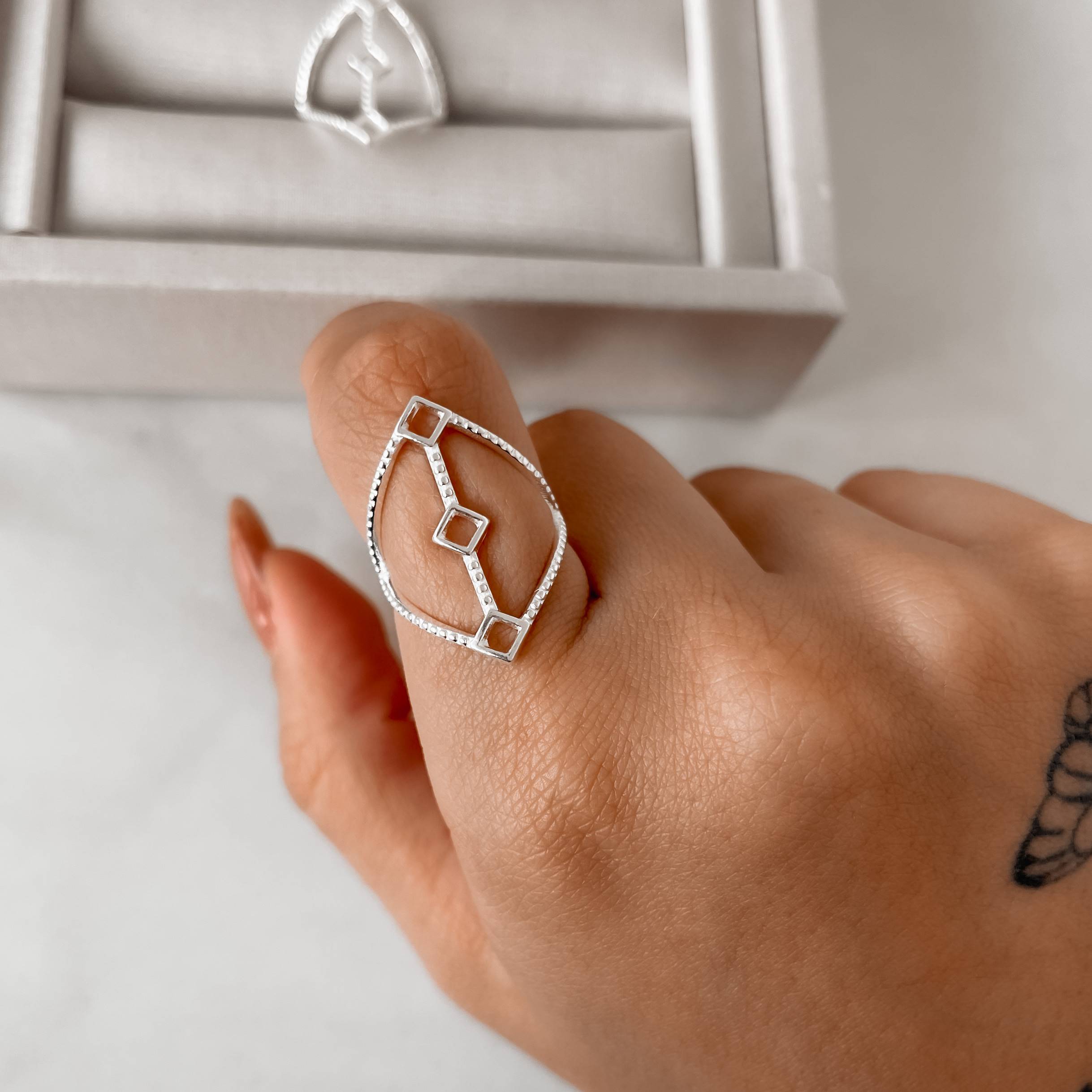 Anel losango vazado trabalhado