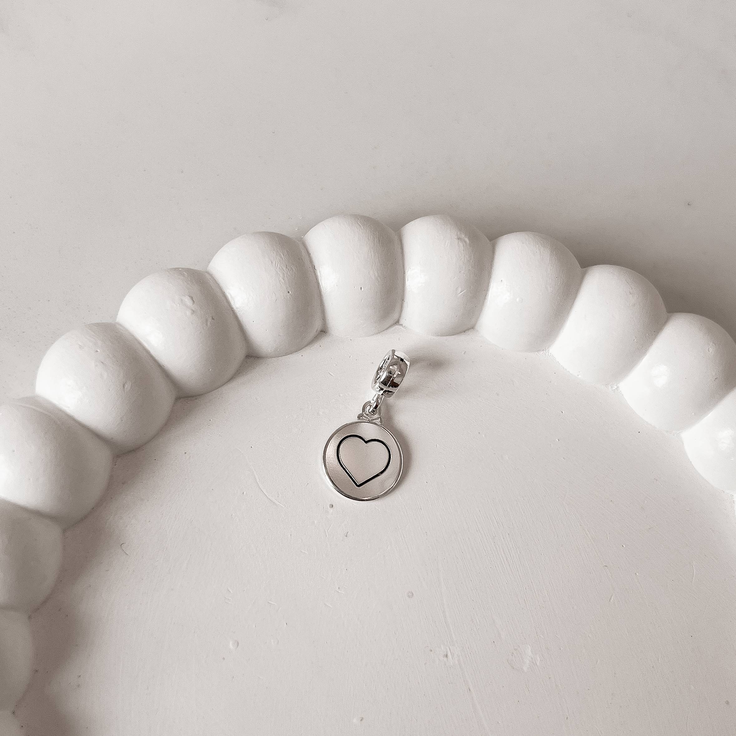 Imagem Secundária Berloque pingente medalha coração vazado 11mm resina