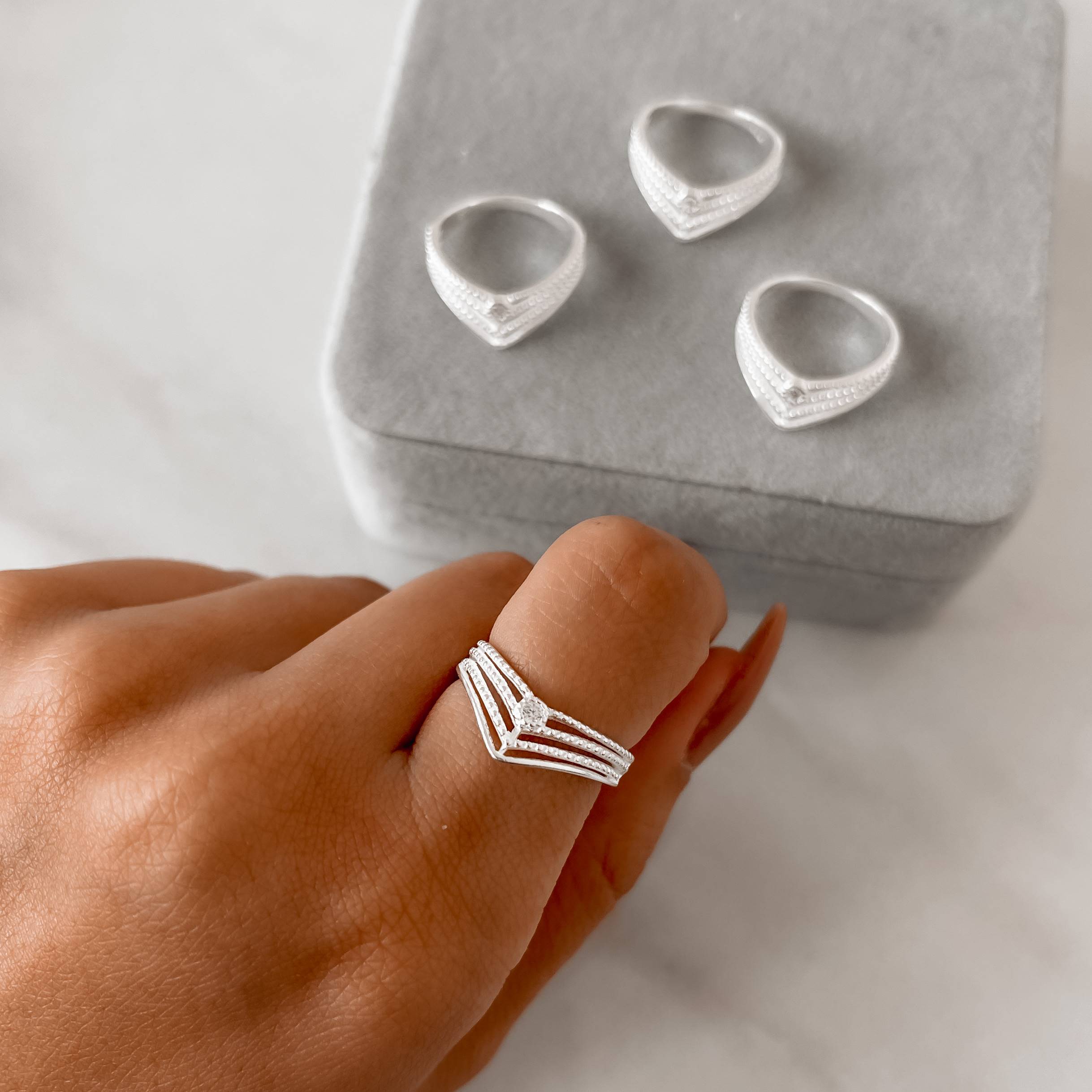 Anel V detalhe fio bolinhas e zircônia