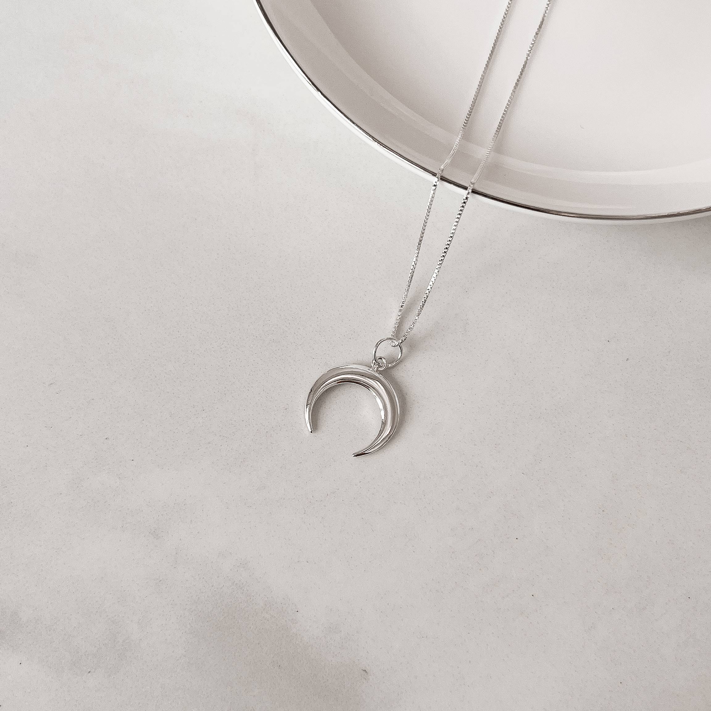 Imagem Colar pingente lua invertida fina 16mm 45cm